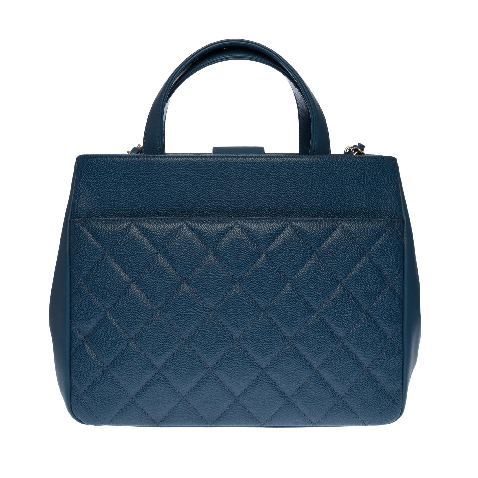 Stunning Chanel Classique Business Affinity Tote Bag in petrol blue caviar leather, gold-tone metal hardware, a gold-tone metal handle chain intertwined with blue leather allowing a hand or shoulder or shoulder strap
Closure with blue leather strap
