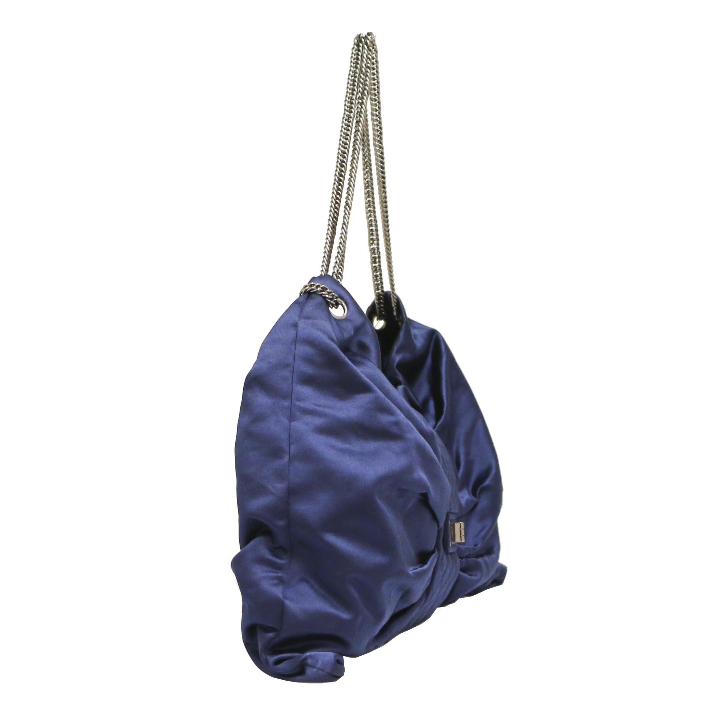 CHANEL butterfly bag in blue satin duchesse. The hardware is in palladium-plated silver metal. The lining is in Gray fabric. Clasp 2.55.
In very good condition.
Made in Italy.
Dimensions: 54 x 45 x 12cm
Shoulder strap: single 81 cm or double 52