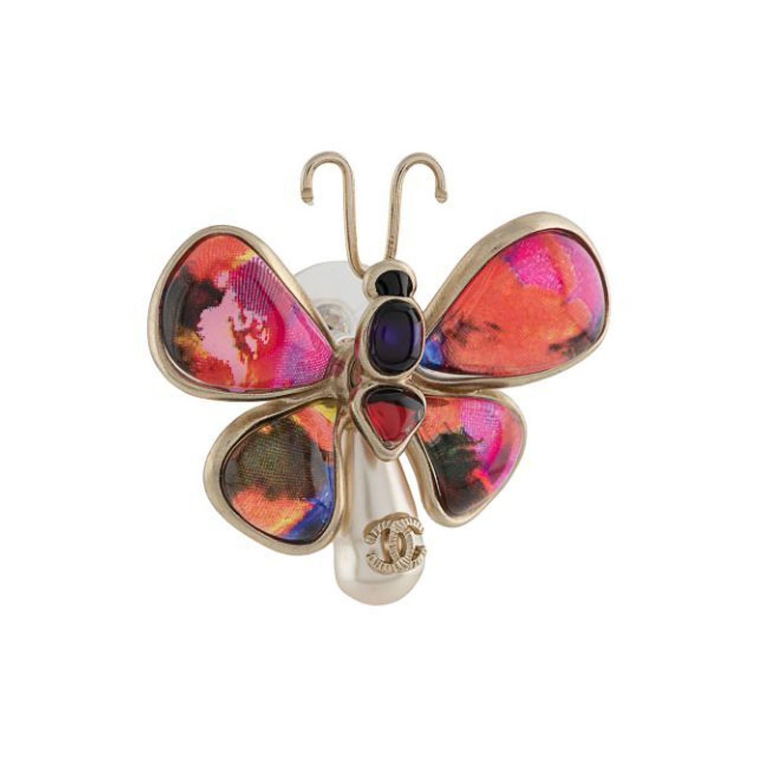 Beautifully sweet Chanel butterfly earrings, featuring the iconic interlocking CC logo, silver-tone metal, and gems in hues of pink and orange.

Colour: Pink Multi

Season: Autumn/Winter 2015

Composition: Stone & Metal

Condition: Excellent