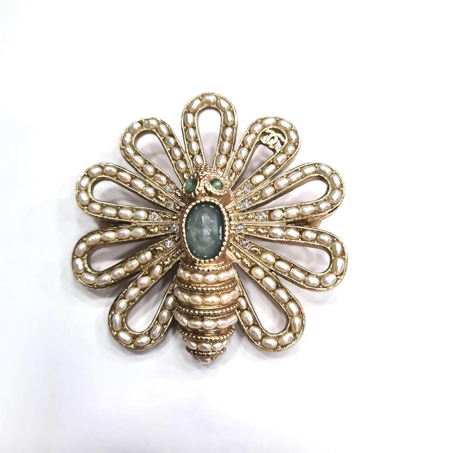Delicate Chanel brooch crafted in gilt metal with glass beads and pale green quartz (eyes and body). In very good condition. Diameter of the brooch is 5.5 cm. This lovely butterfly is hallmarked Fall Winter 2018, Made in France and will be delivered