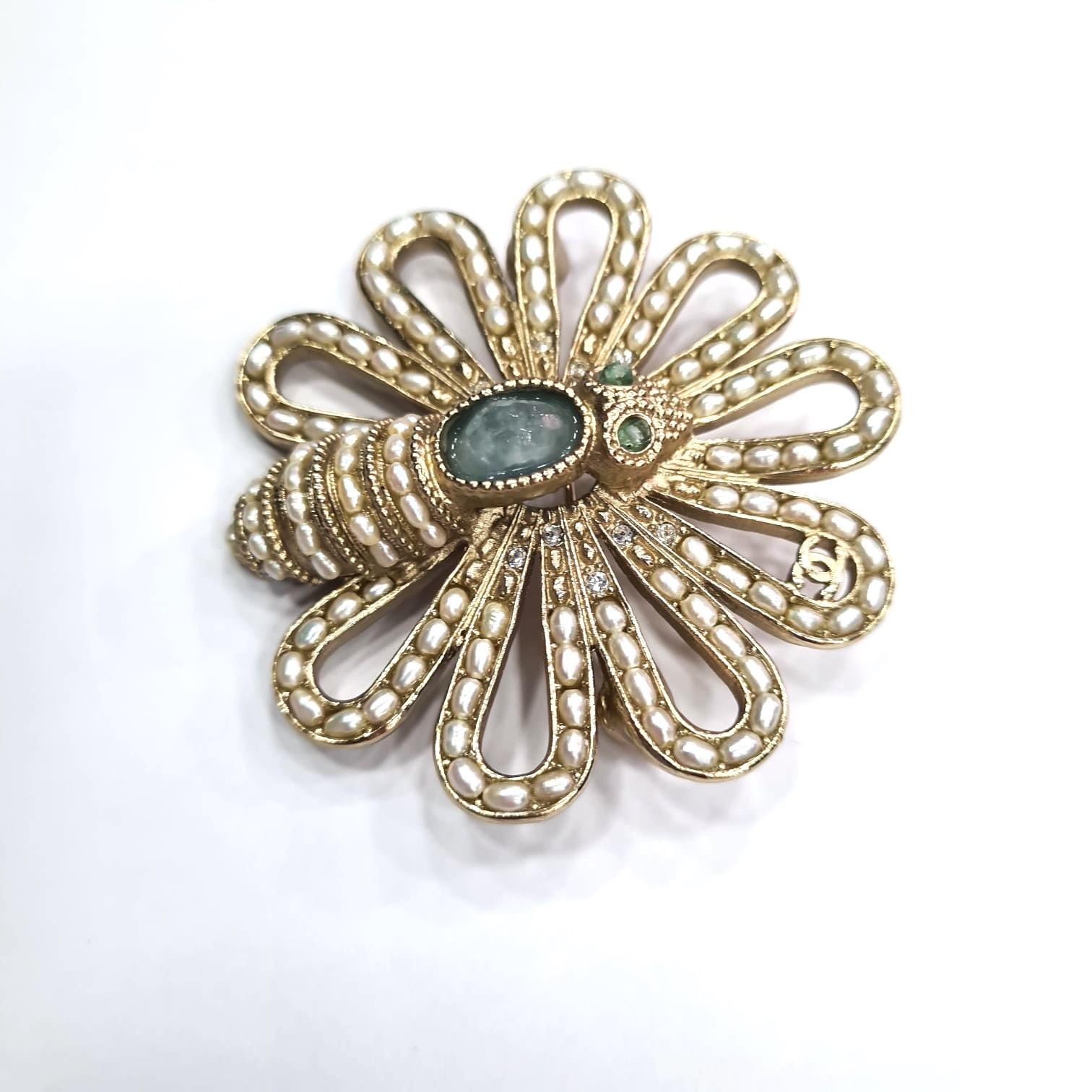 Chanel Butterfly Pin Brooch Glass Beads And Quartz On Gold Tone Metal In Excellent Condition In Paris, FR