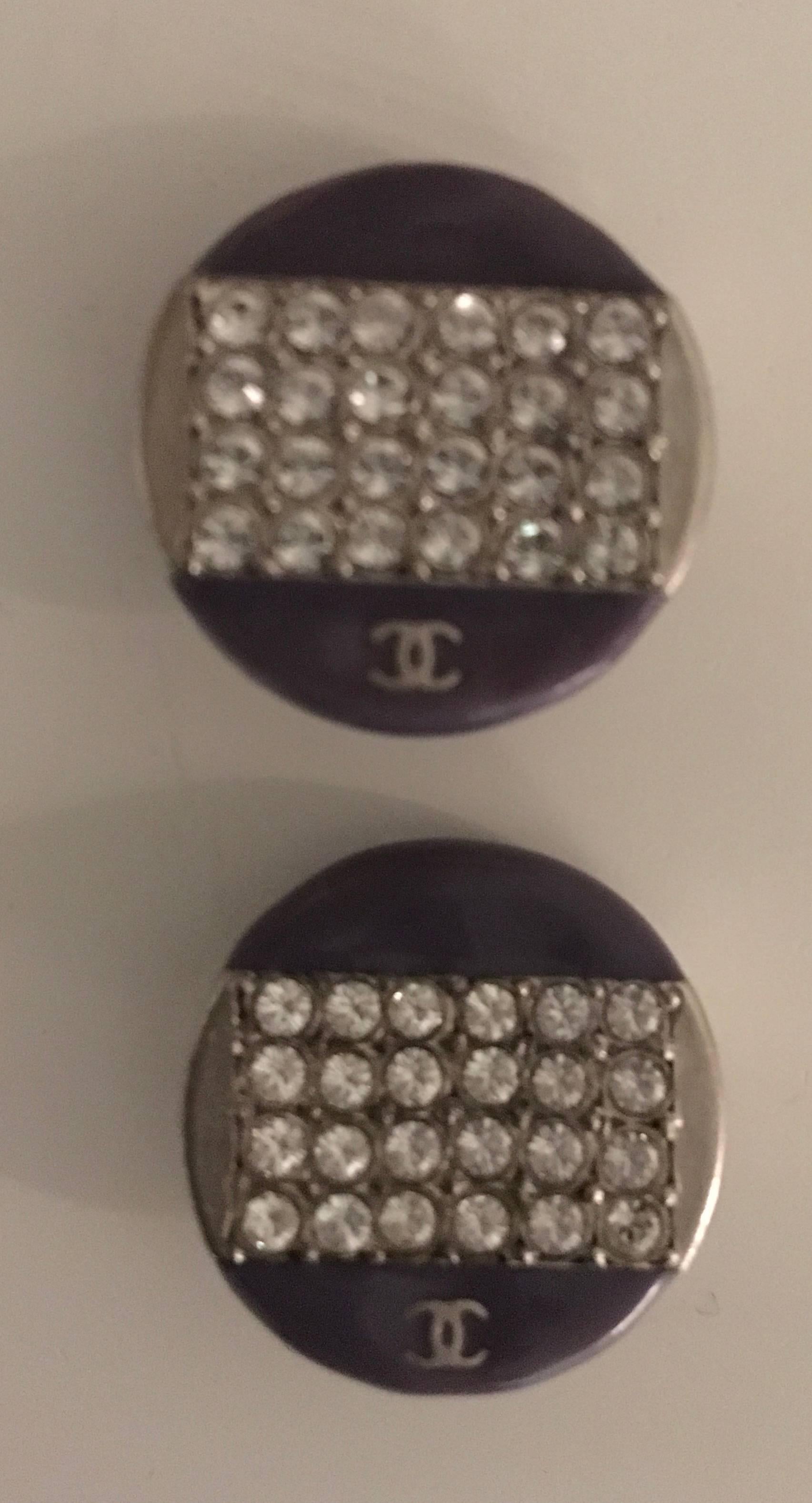 Presented here are 6 beautiful rare Chanel buttons 
Four are floral design with gripoux petals on the flower  and the cc logo in the center.
The other 2 buttons in the same light purple color are enamel with the cc log at the bottom and beautiful