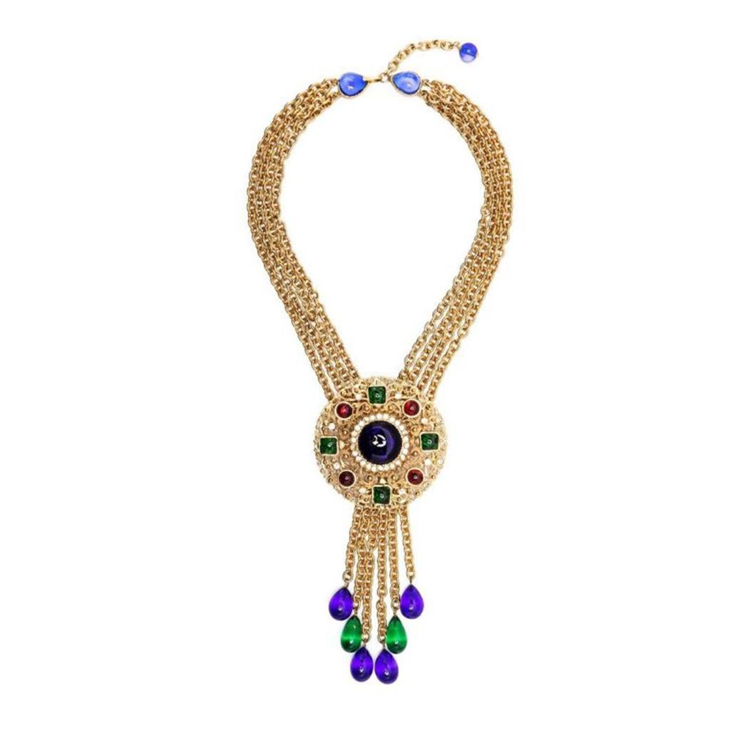 Perfect for a special celebration, this beautiful Chanel pre-owned necklace by Gripoix from the 1980's showcases an alluring openwork design with a blue centered gripoix stone surrounded by multi-colour faux gemstones in a circular pattern.