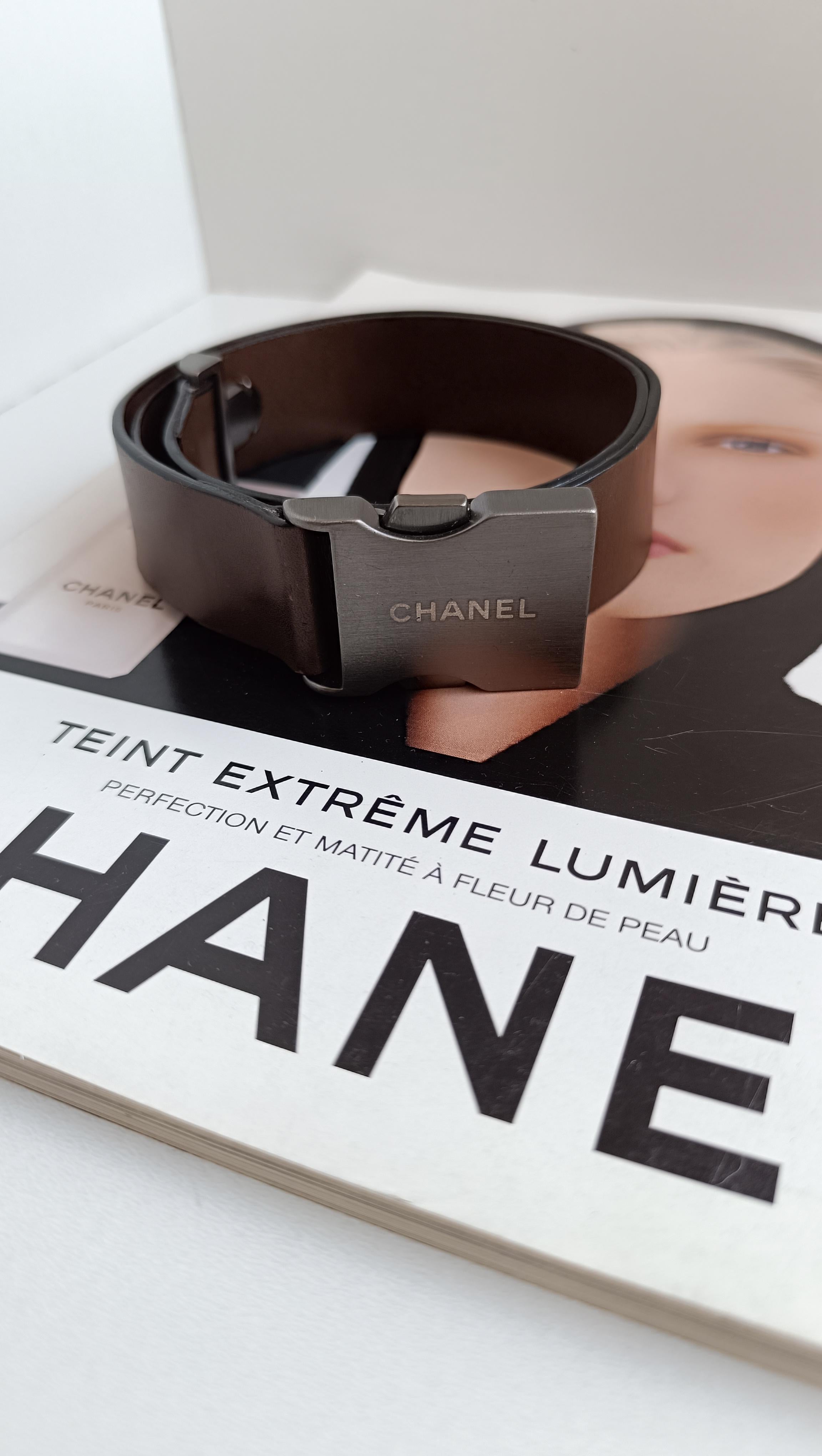 CHANEL by Karl Lagerfeld 00A 2000/2001 Cintura in pelle con fibbia in metallo spazzolato in vendita 7
