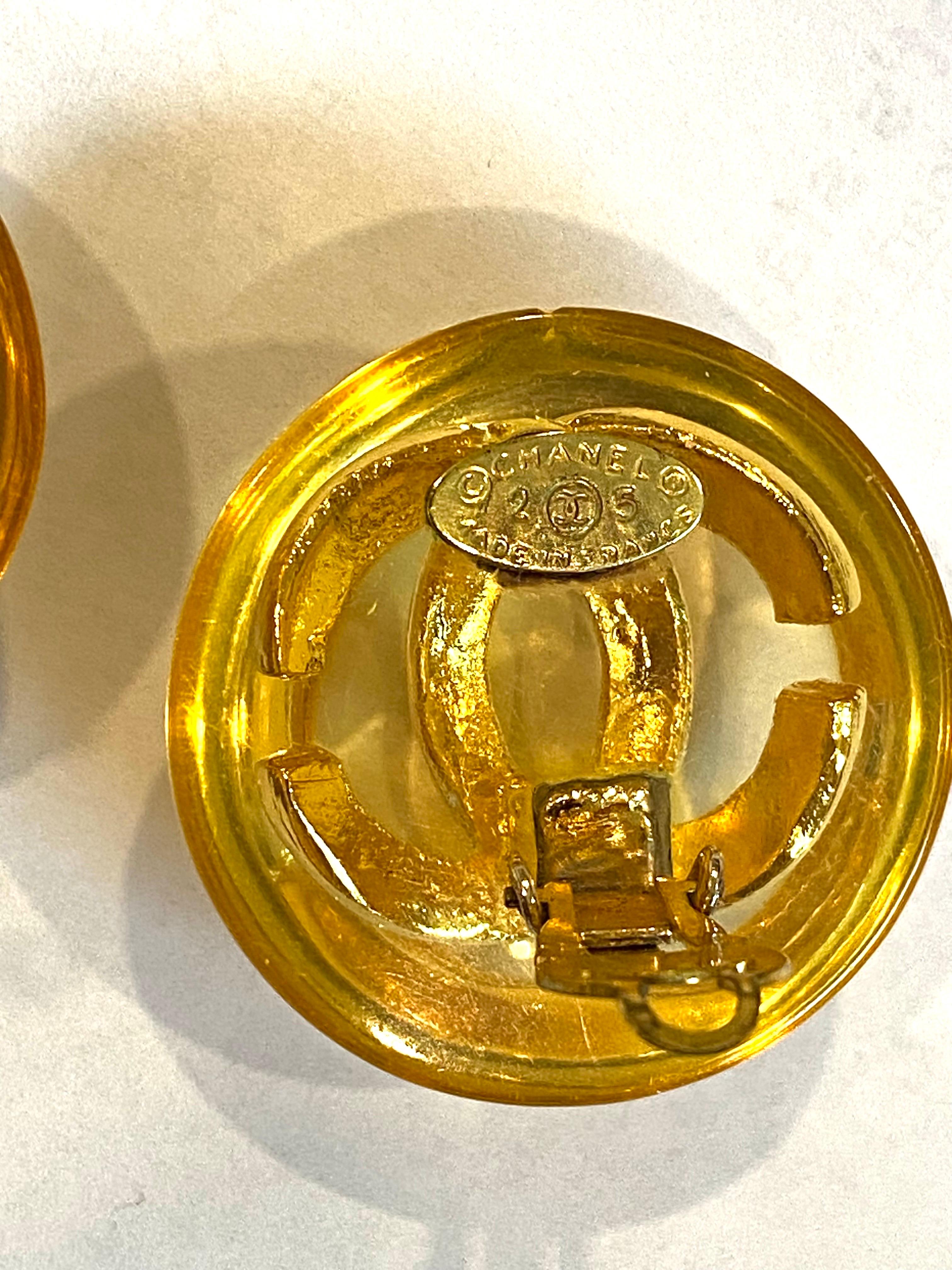 Chanel by Karl Lagerfeld for Chanel 1988 Boucles d'oreilles en résine bombée bouton CC Logo en vente 5