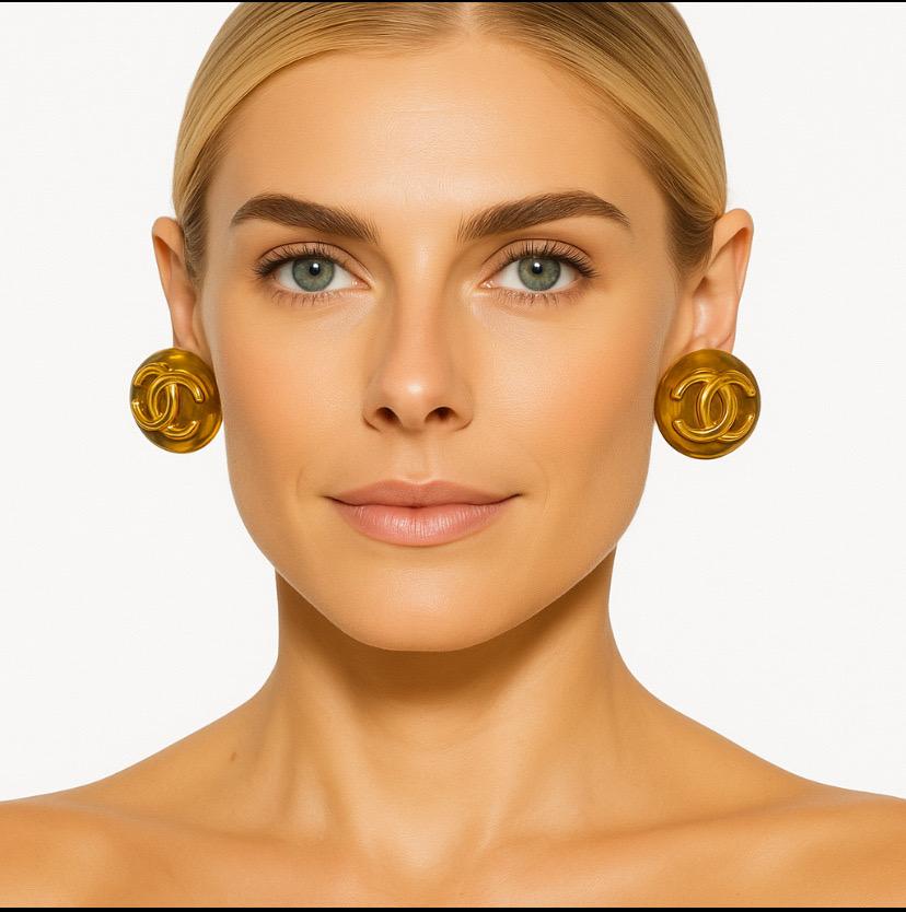 Chanel by Karl Lagerfeld for Chanel 1988 Boucles d'oreilles en résine bombée bouton CC Logo en vente 6