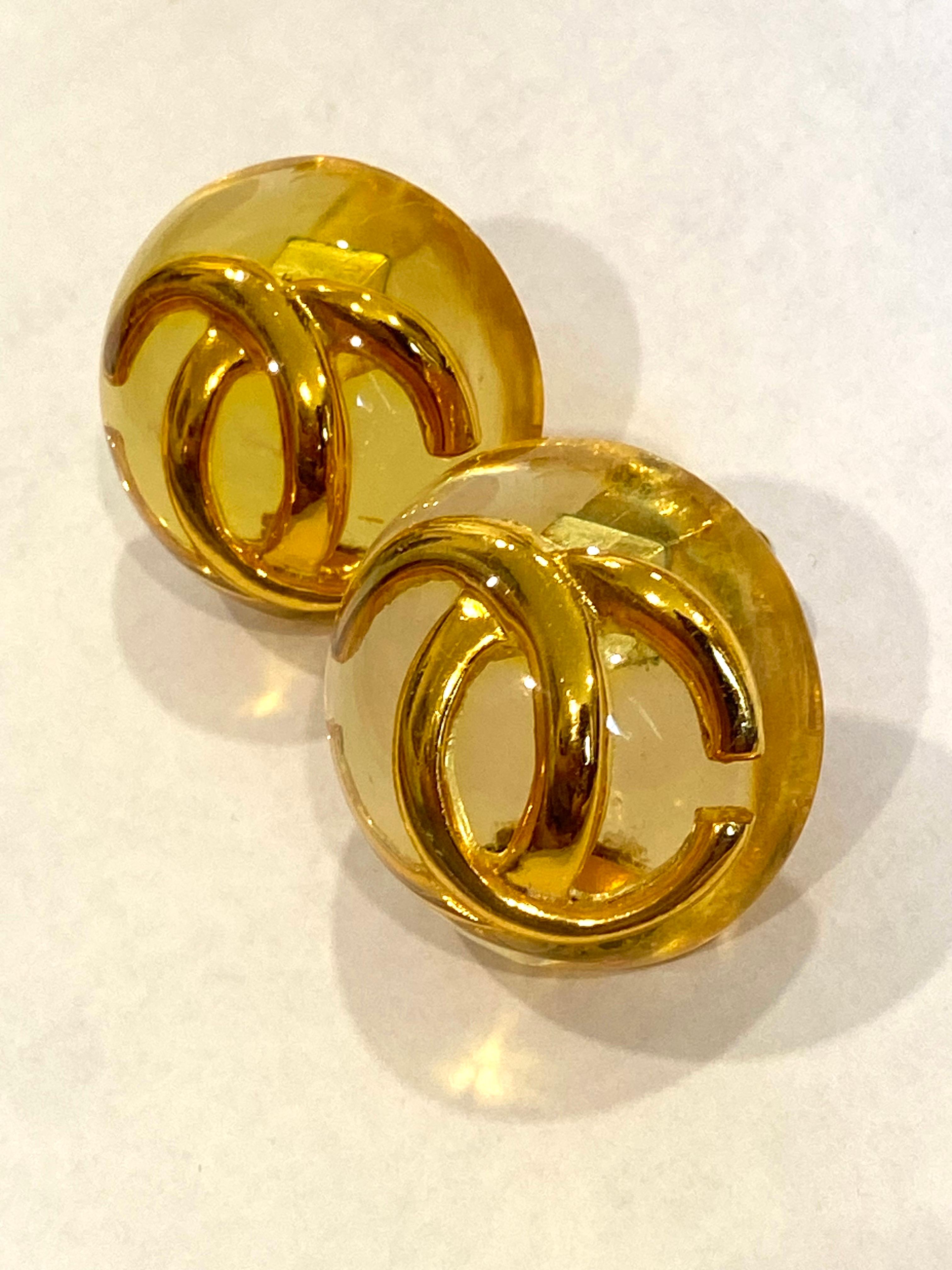Moderne Chanel by Karl Lagerfeld for Chanel 1988 Boucles d'oreilles en résine bombée bouton CC Logo en vente