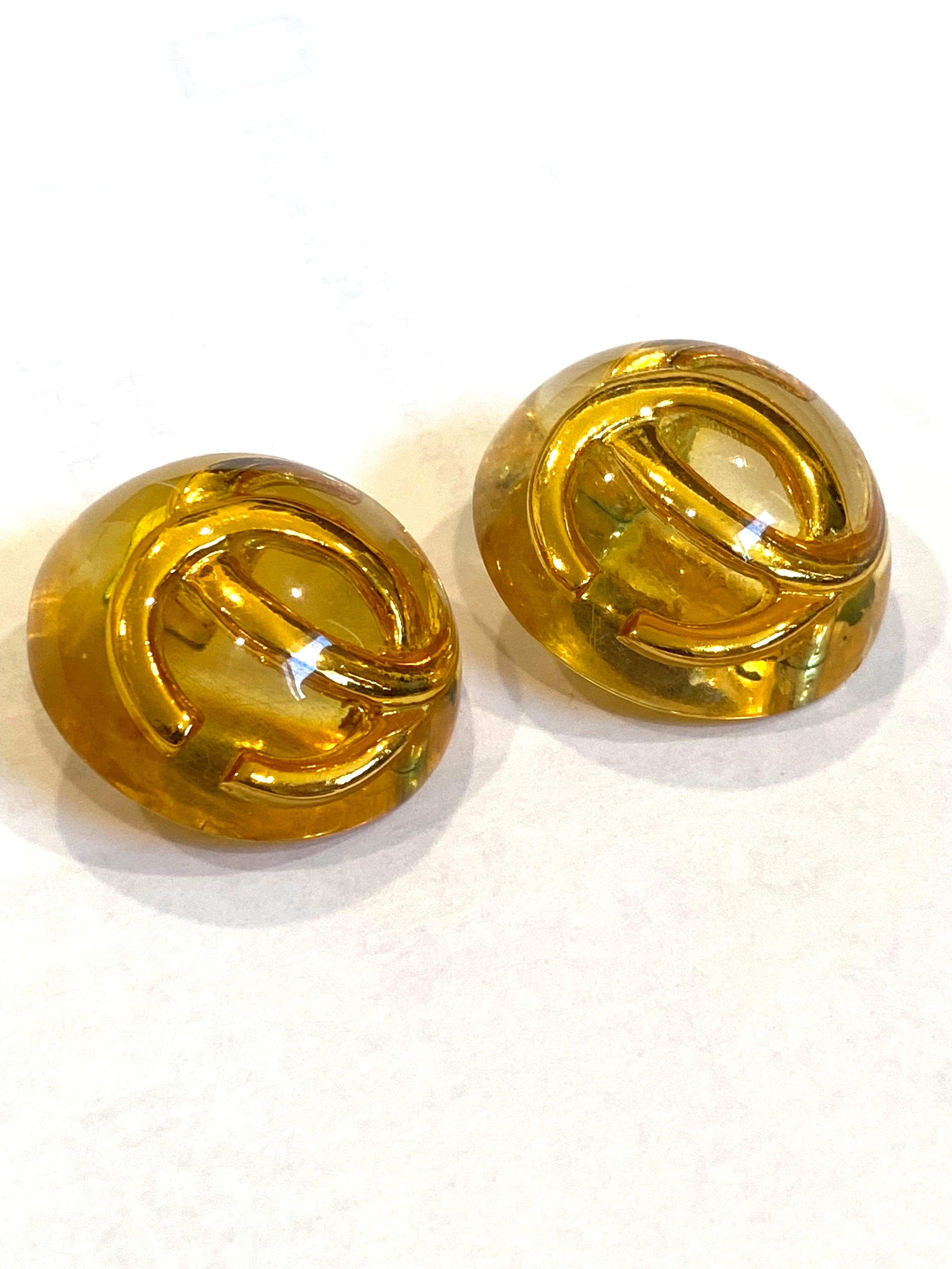 Chanel by Karl Lagerfeld for Chanel 1988 Boucles d'oreilles en résine bombée bouton CC Logo Bon état - En vente à New York, NY