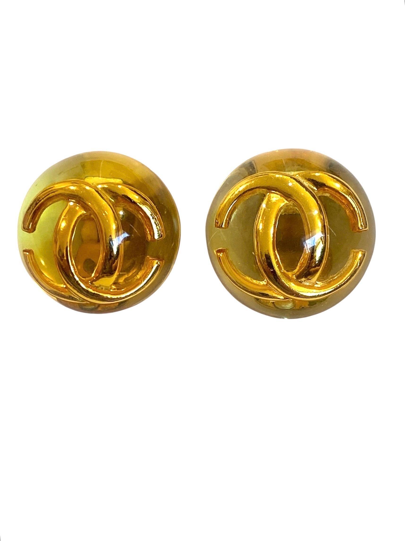 Chanel by Karl Lagerfeld for Chanel 1988 Boucles d'oreilles en résine bombée bouton CC Logo Pour femmes en vente