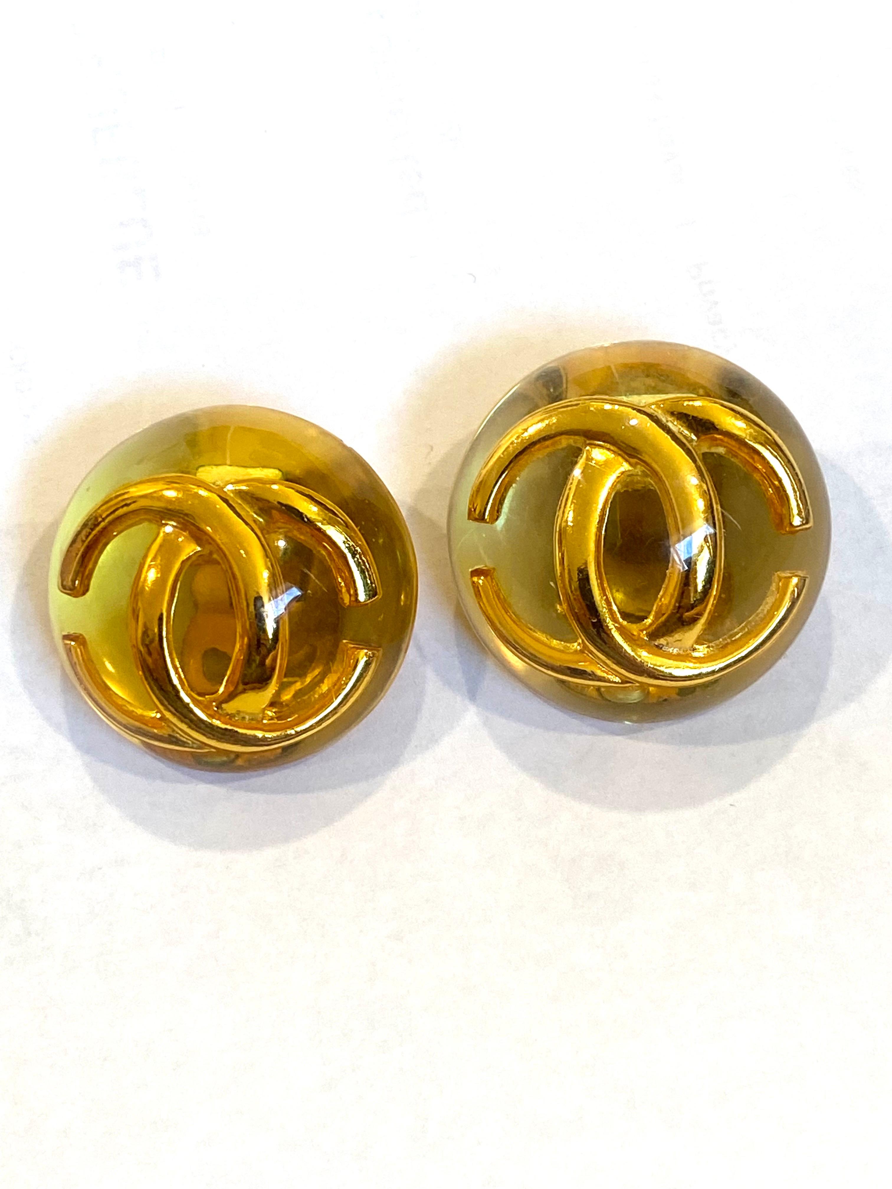Chanel by Karl Lagerfeld for Chanel 1988 Boucles d'oreilles en résine bombée bouton CC Logo en vente 1
