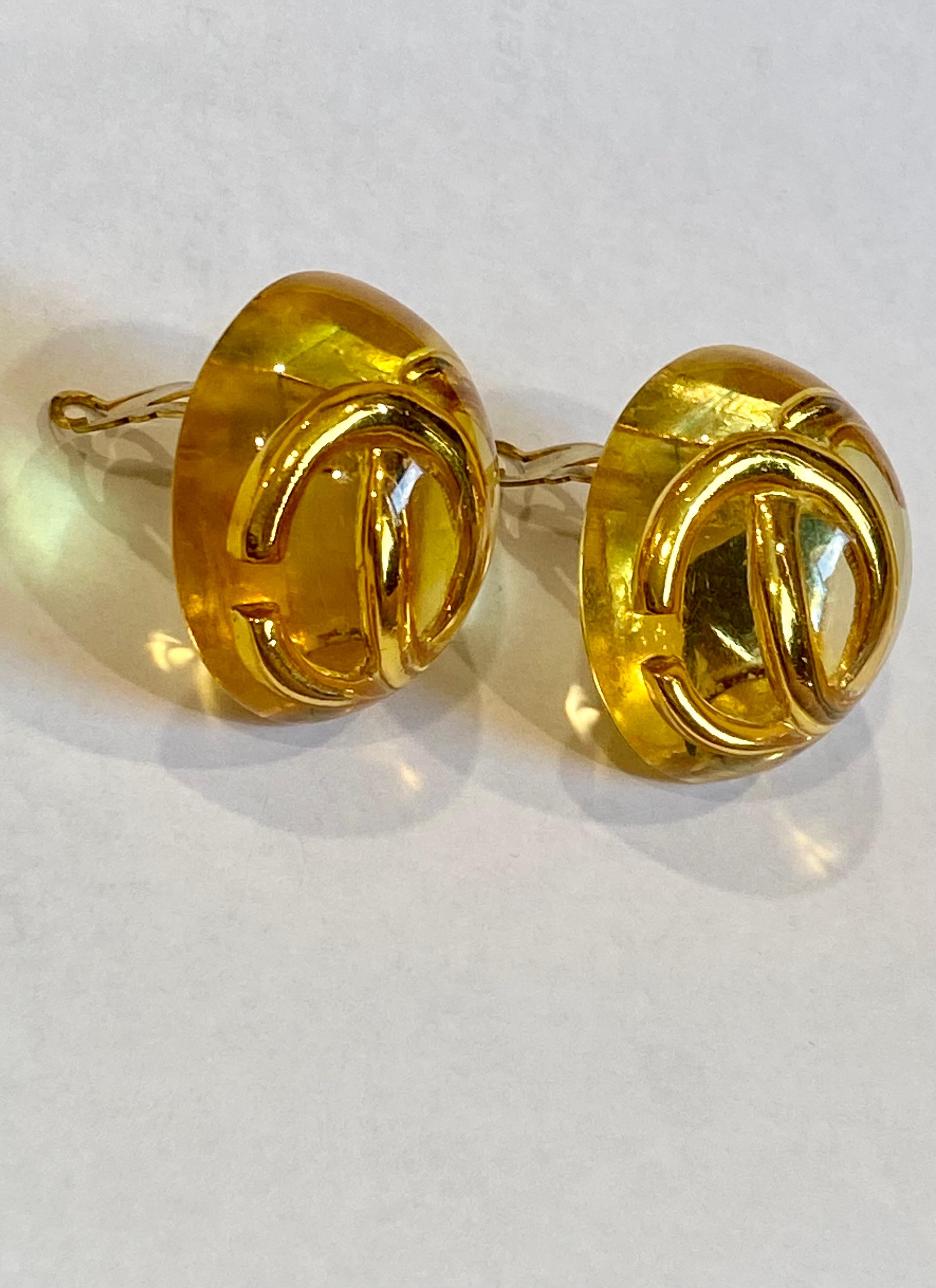 Chanel by Karl Lagerfeld for Chanel 1988 Boucles d'oreilles en résine bombée bouton CC Logo en vente 2