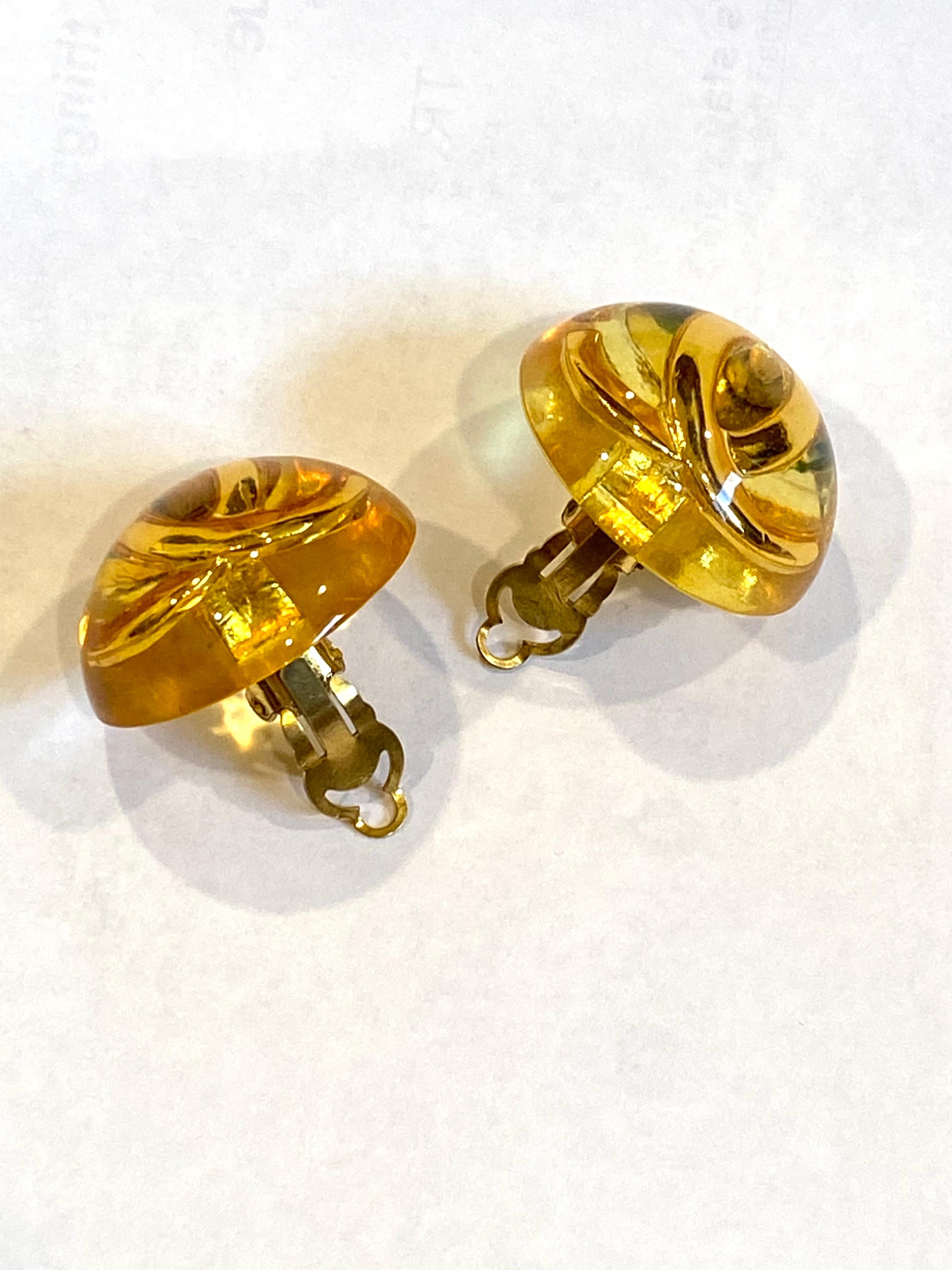 Chanel by Karl Lagerfeld for Chanel 1988 Boucles d'oreilles en résine bombée bouton CC Logo en vente 3