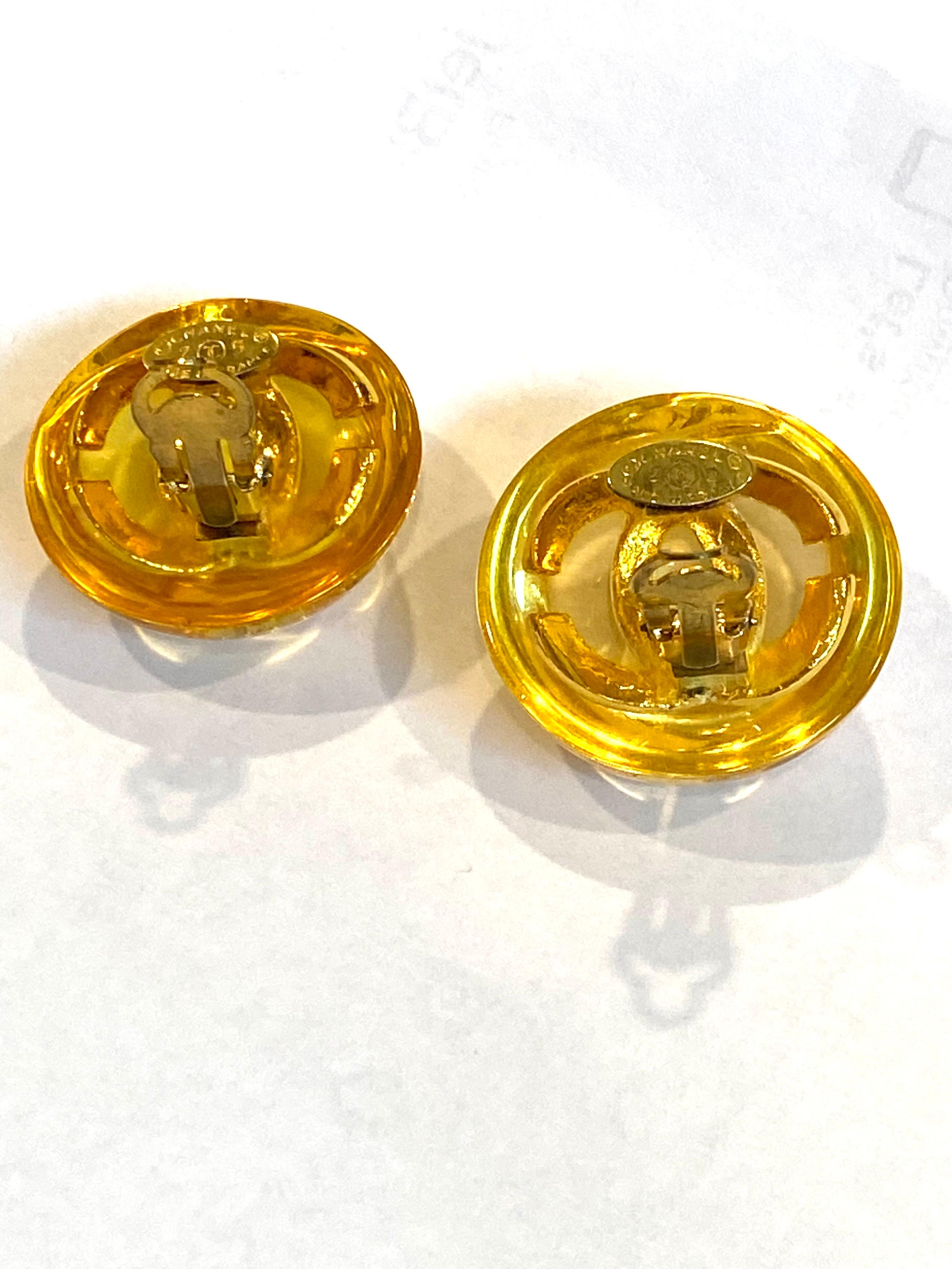 Chanel by Karl Lagerfeld for Chanel 1988 Boucles d'oreilles en résine bombée bouton CC Logo en vente 4