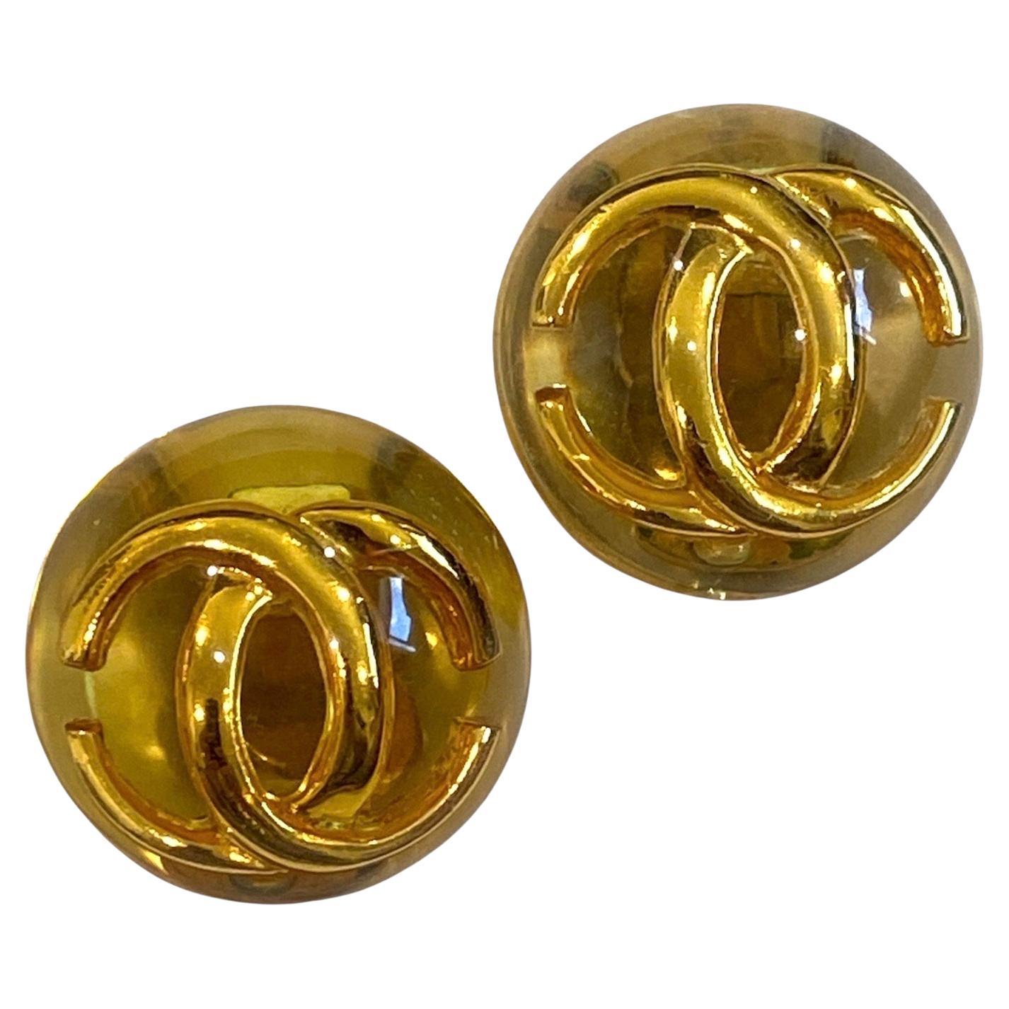 Orecchini Chanel by Karl Lagerfeld for Chanel 1988 in oro con bottone in resina e logo CC