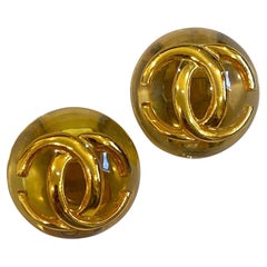 Orecchini Chanel by Karl Lagerfeld for Chanel 1988 in oro con bottone in resina e logo CC