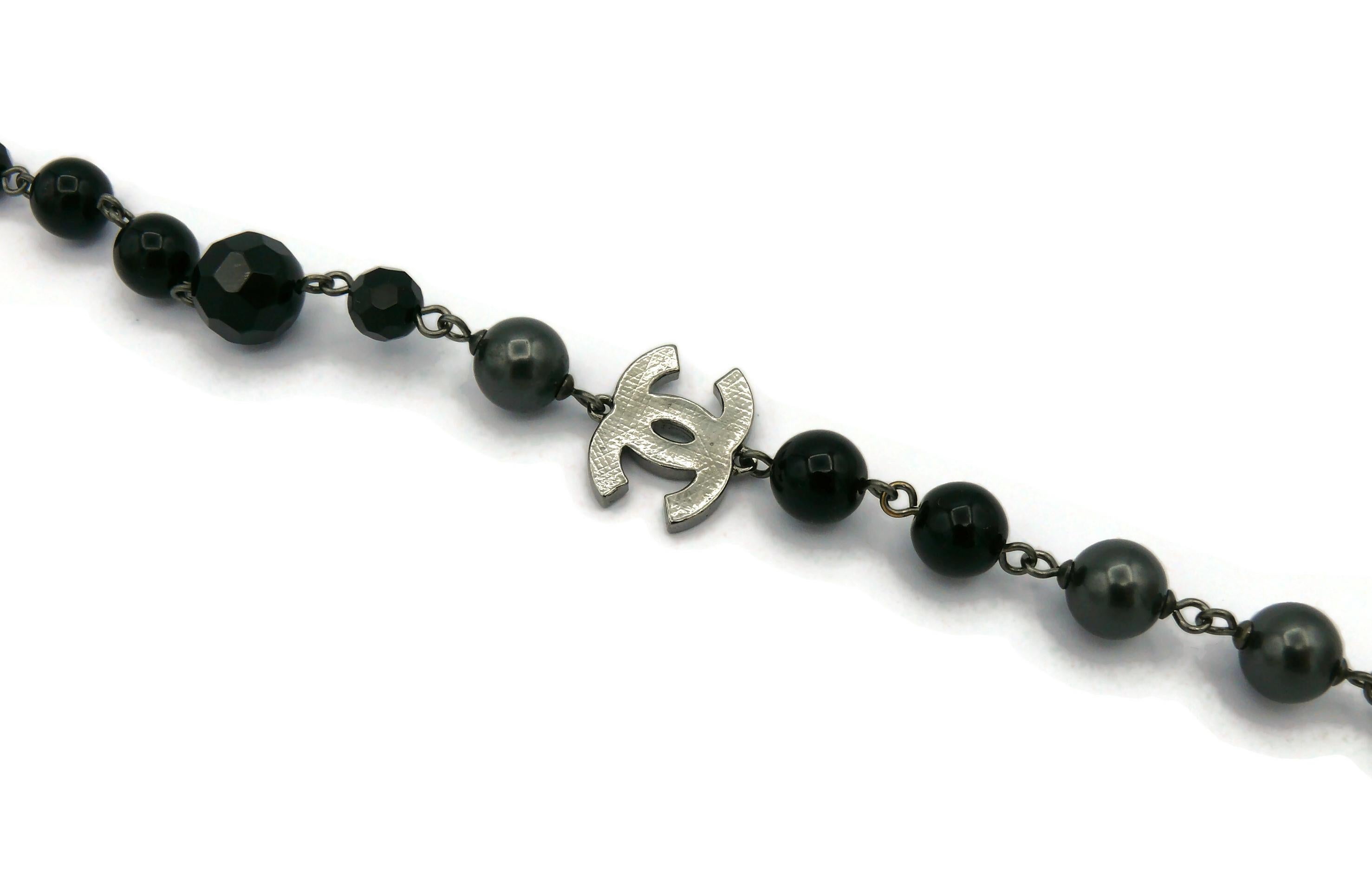 CHANEL par KARL LAGERFELD Collier CC en perles grises et perles noires, 2010 en vente 10
