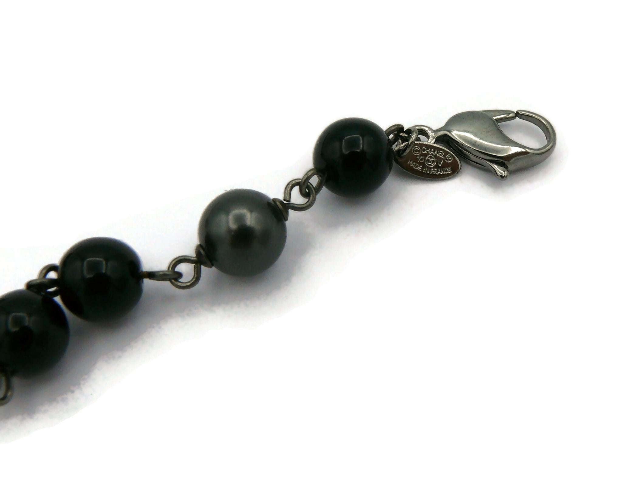 CHANEL par KARL LAGERFELD Collier CC en perles grises et perles noires, 2010 en vente 12