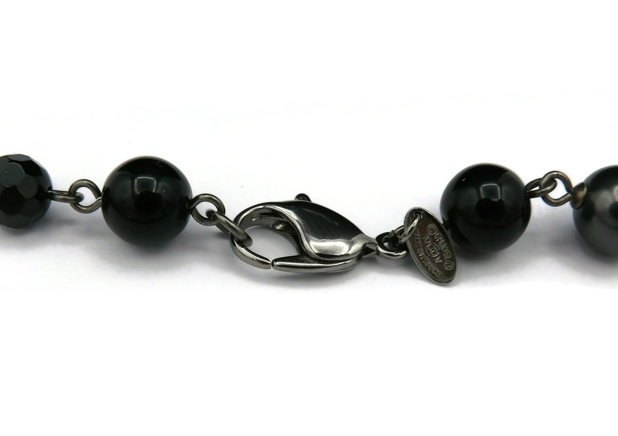 CHANEL par KARL LAGERFELD Collier CC en perles grises et perles noires, 2010 en vente 13