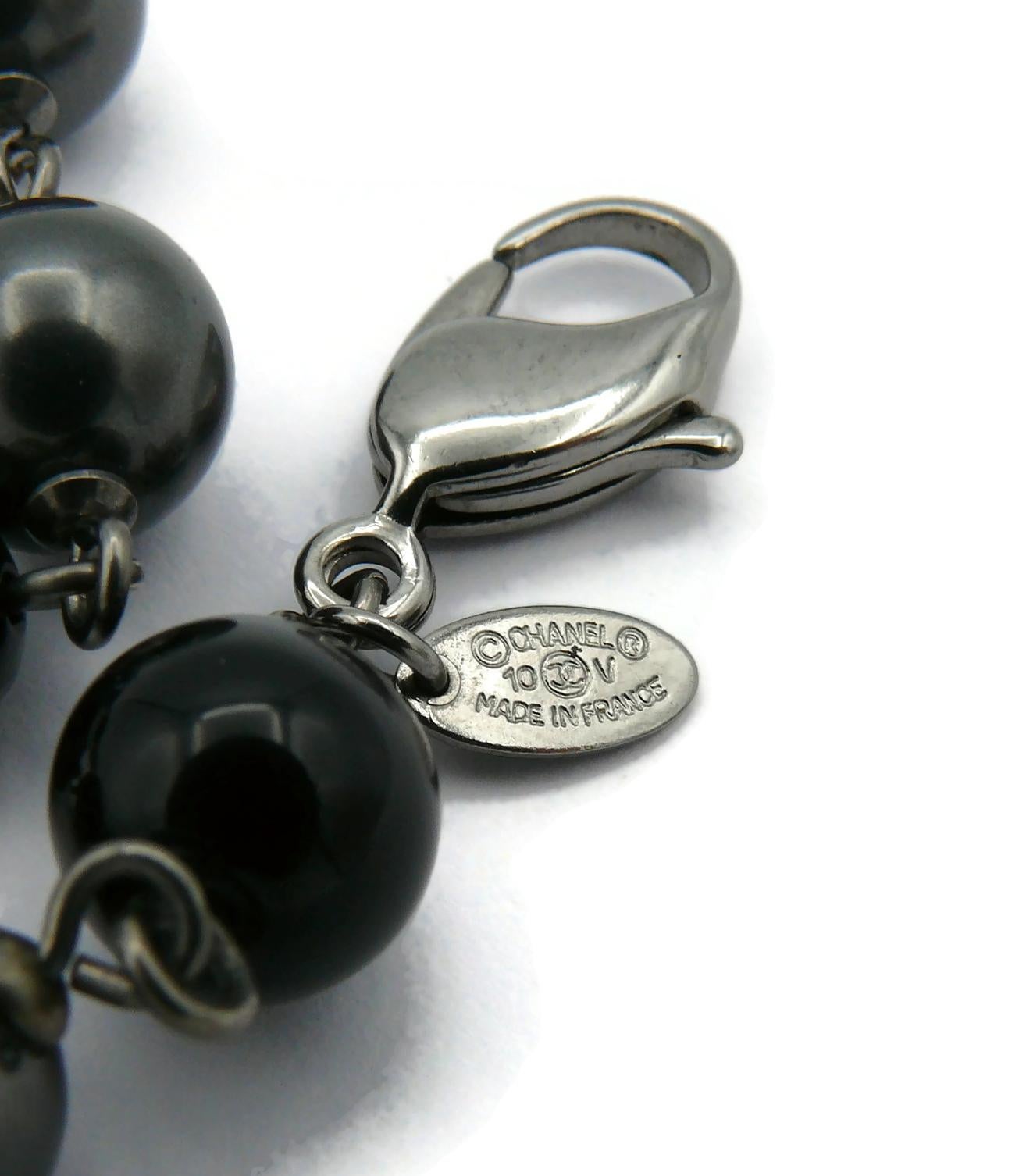 CHANEL par KARL LAGERFELD Collier CC en perles grises et perles noires, 2010 en vente 14