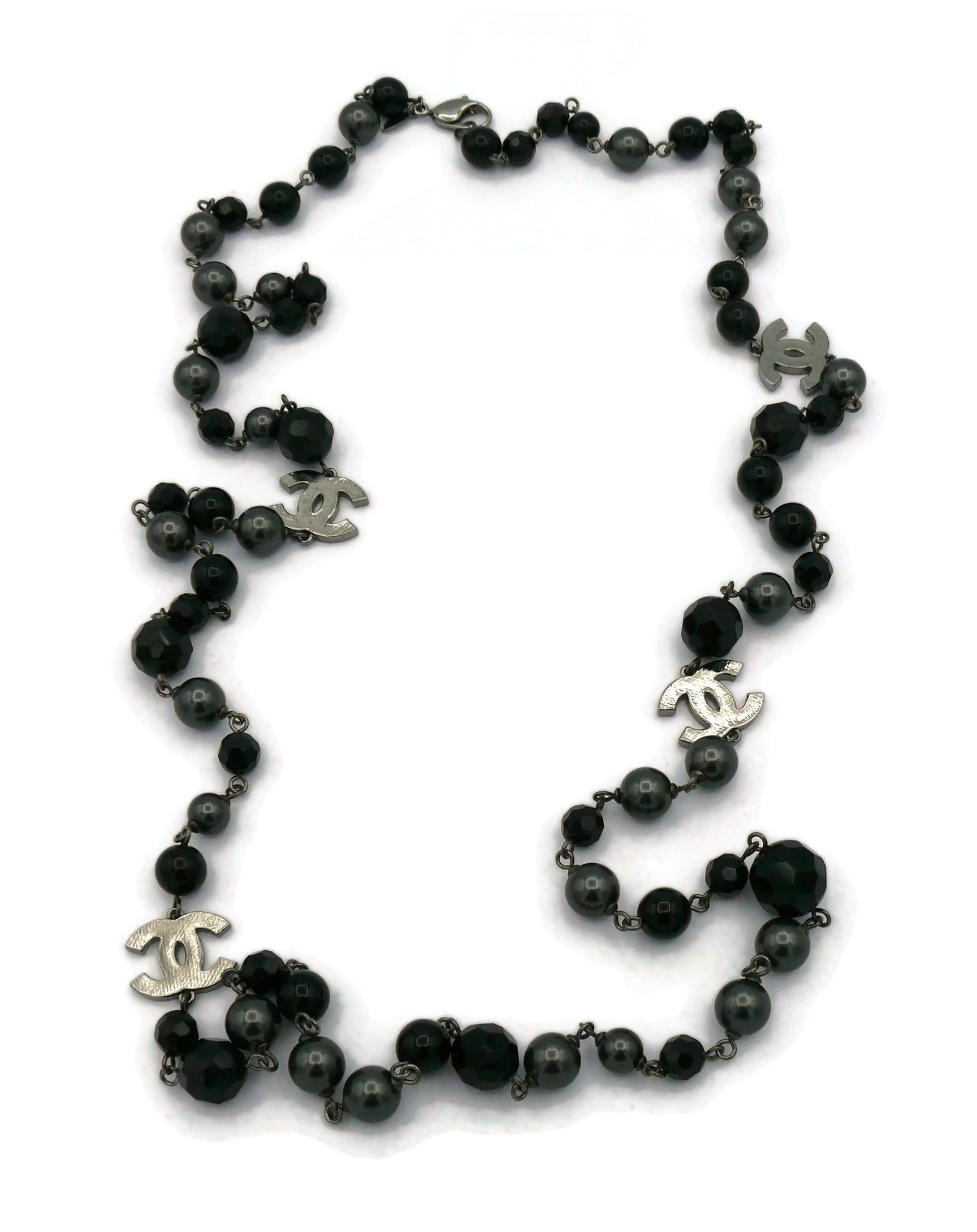 CHANEL par KARL LAGERFELD Collier CC en perles grises et perles noires, 2010 Pour femmes en vente