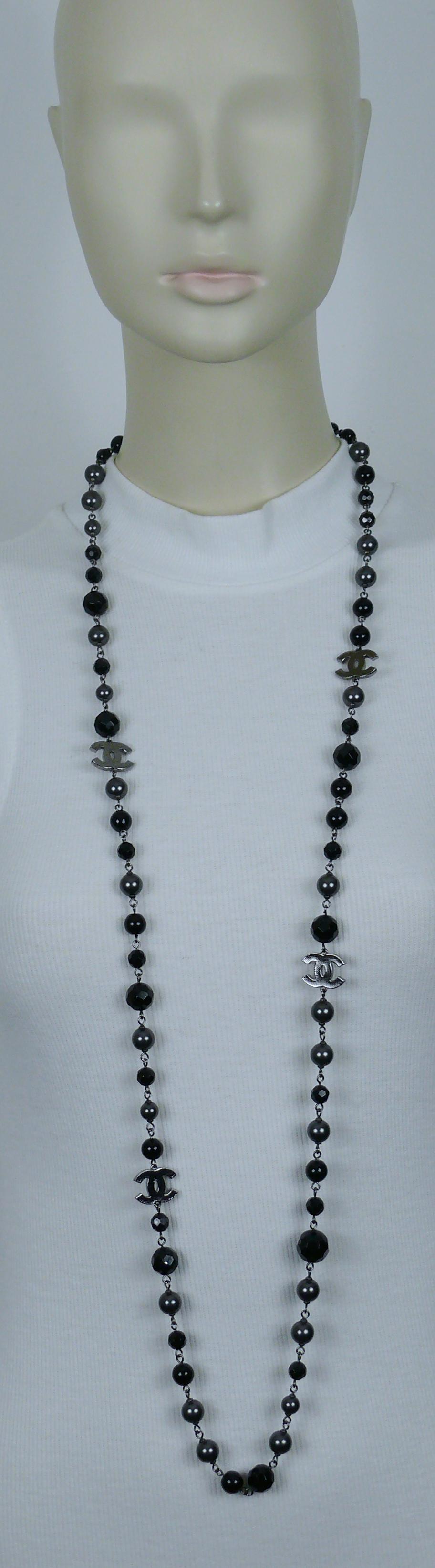 CHANEL par KARL LAGERFELD Collier CC en perles grises et perles noires, 2010 Excellent état - En vente à Nice, FR