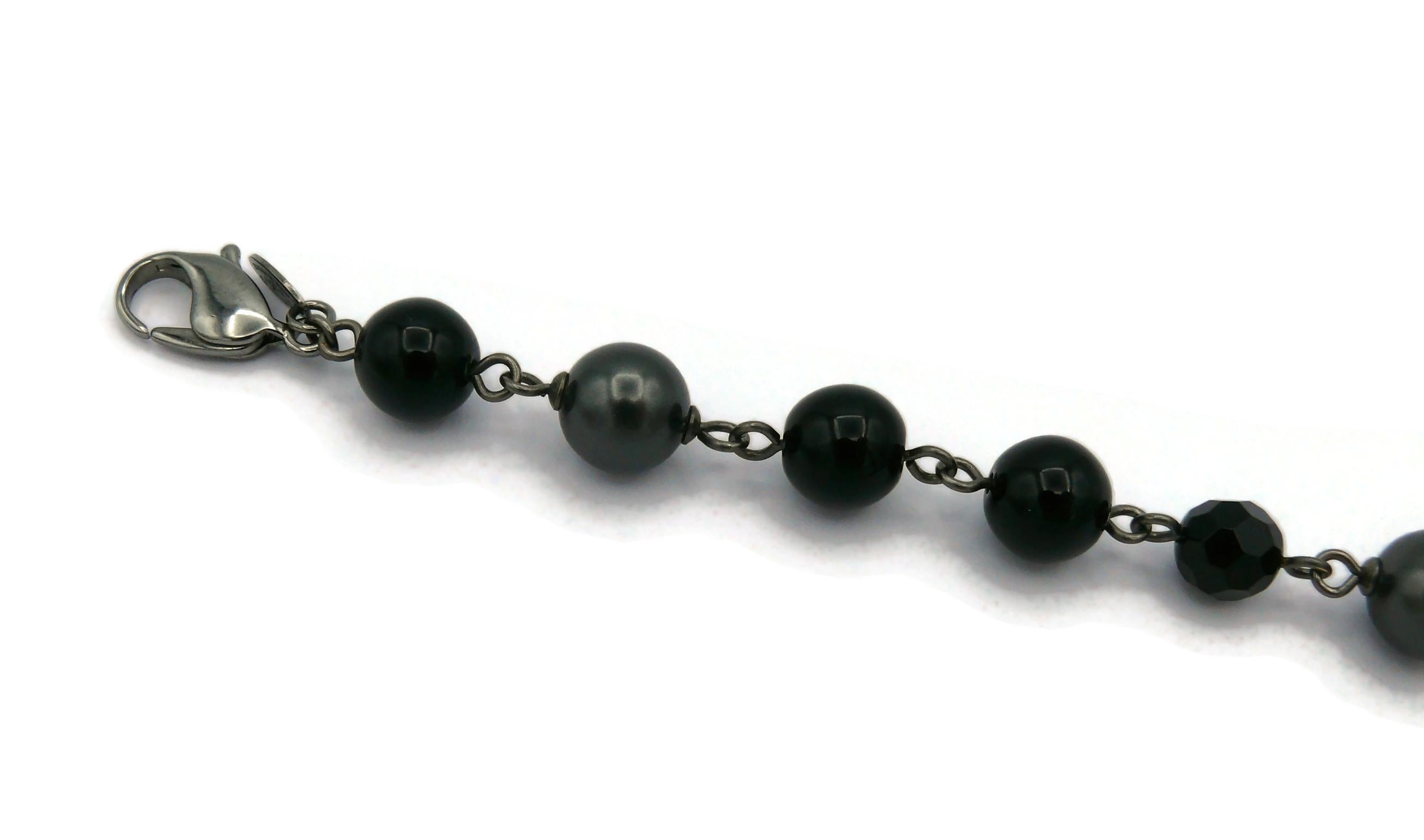 CHANEL par KARL LAGERFELD Collier CC en perles grises et perles noires, 2010 en vente 2