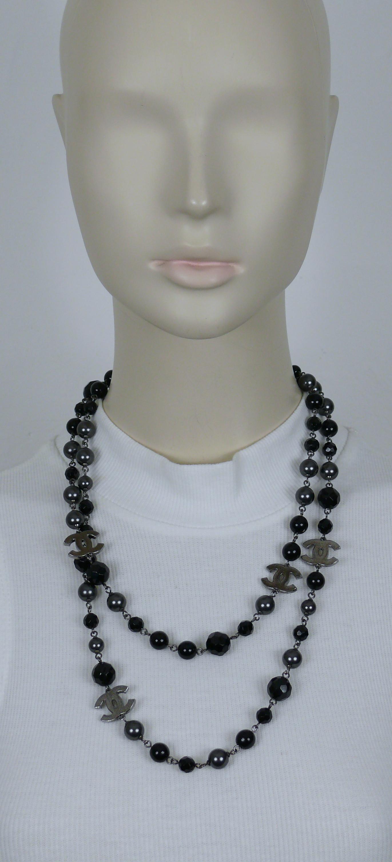 CHANEL par KARL LAGERFELD Collier CC en perles grises et perles noires, 2010 en vente 1