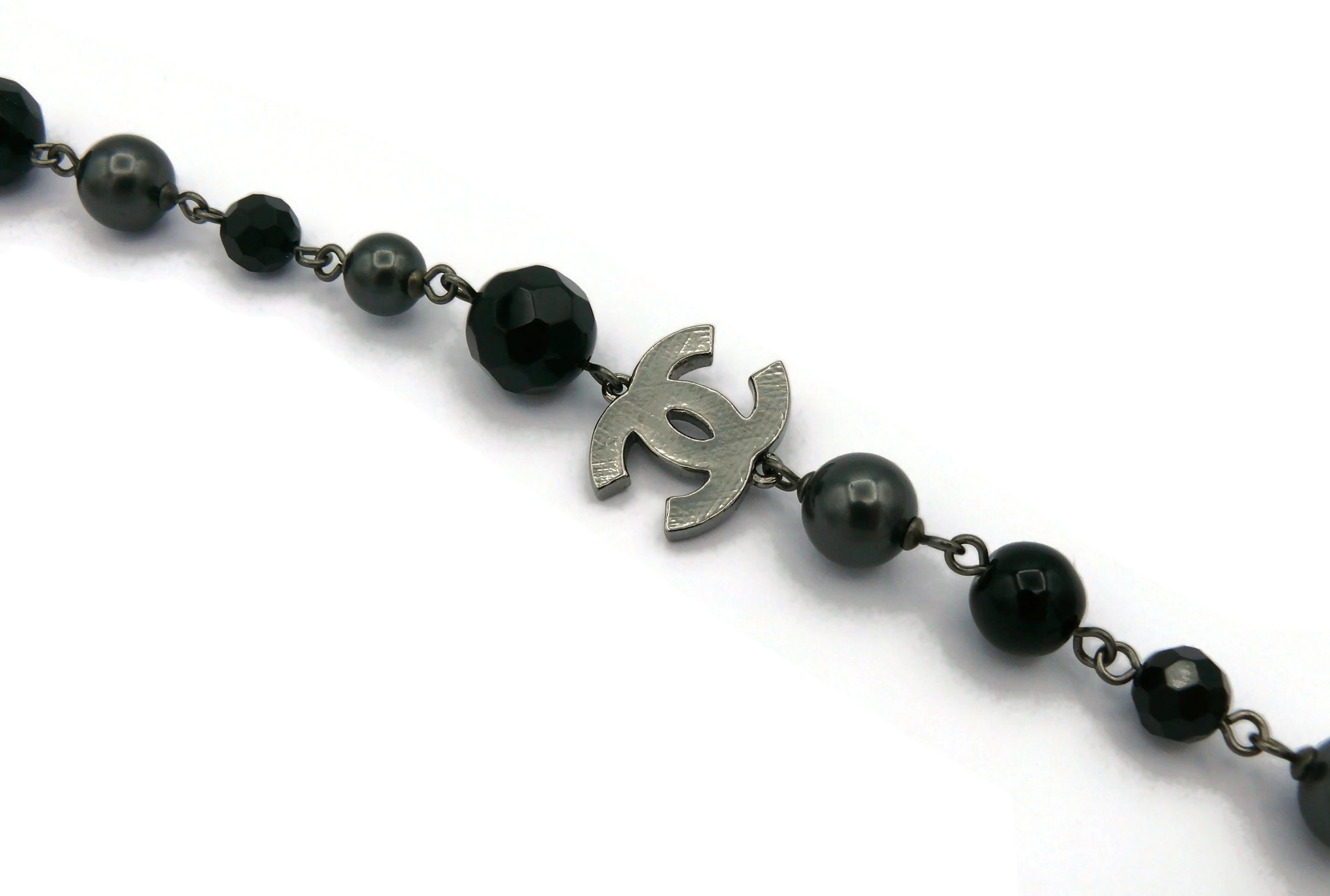 CHANEL par KARL LAGERFELD Collier CC en perles grises et perles noires, 2010 en vente 4