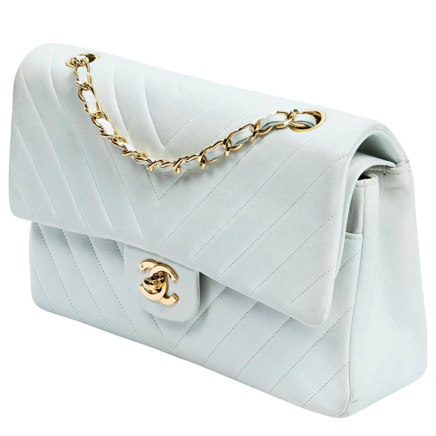 From the Spring/Summer 2015 Collection by Karl Lagerfild, this extremely coveted and rare beauty is crafted in white chevron lambskin leather, gold-tone hardware, a convertible chain link shoulder straps with a single exterior pocket. The CC