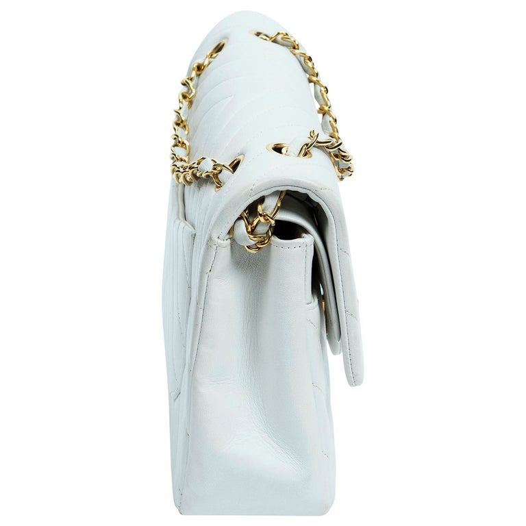 Sac à double rabat classique à chevrons blanc de taille moyenne Chanel par Karl  Lagerfeld, 2015 En vente sur 1stDibs