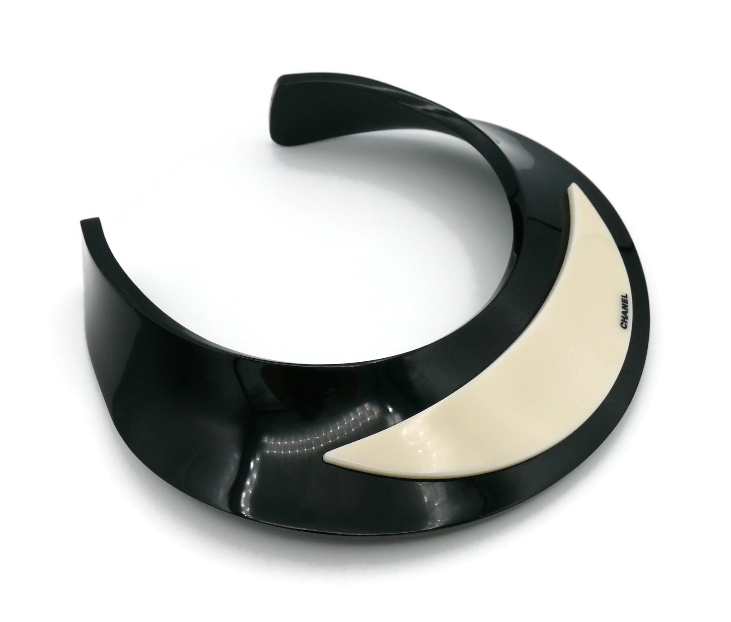 CHANEL by KARL LAGERFELD Black and White Resin Choker Necklace, Fall 2007 In Good Condition For Sale In Nice, FR