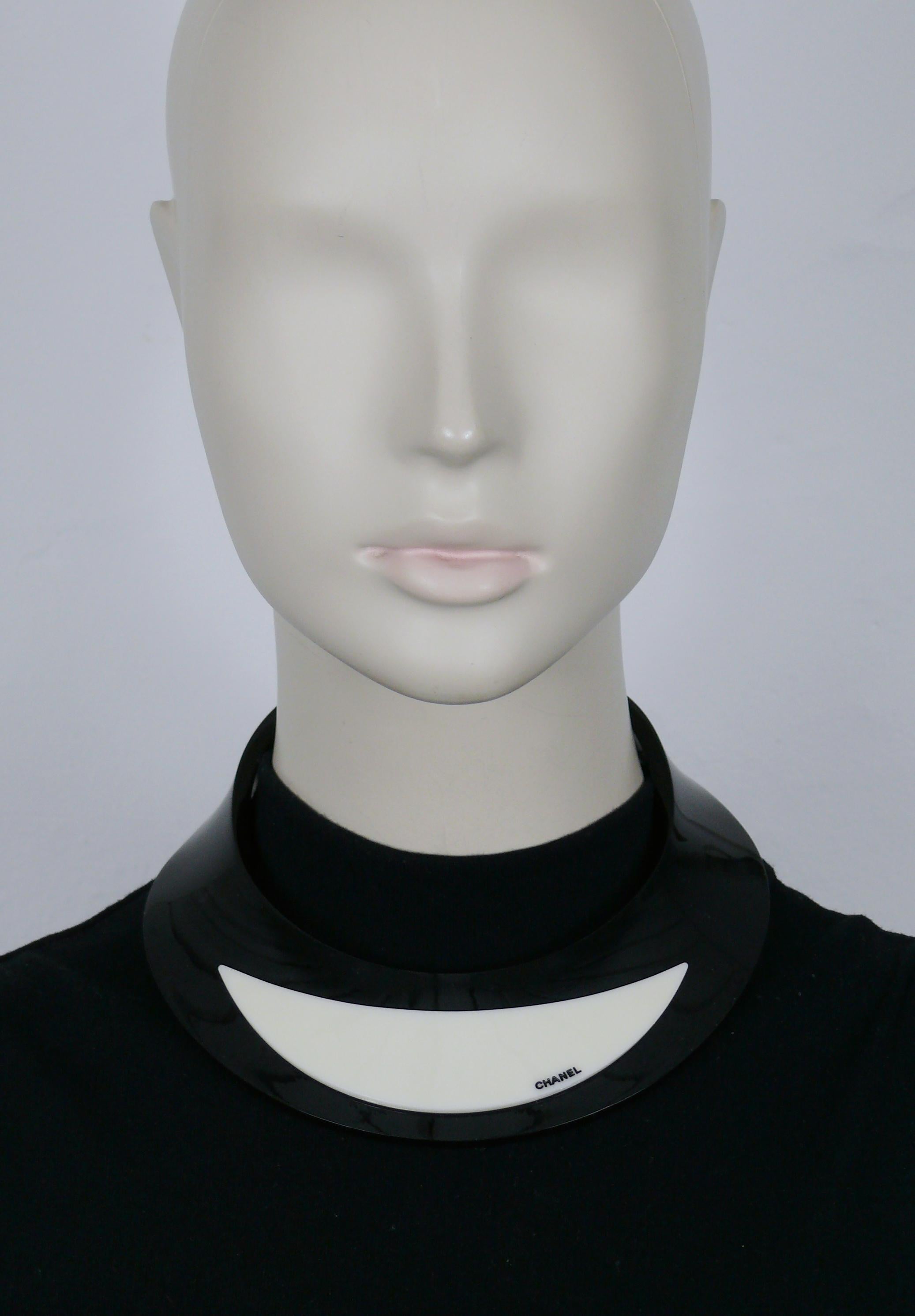 CHANEL by KARL LAGERFELD rigid black and off-white resin choker necklace embossed CHANEL.

From the Fall 2007 CHANEL Collection.

Embossed CHANEL 07 A Made in Italy.

Indicative measurements : inner circumference approx. 33.93 cm (13.36 inches) /