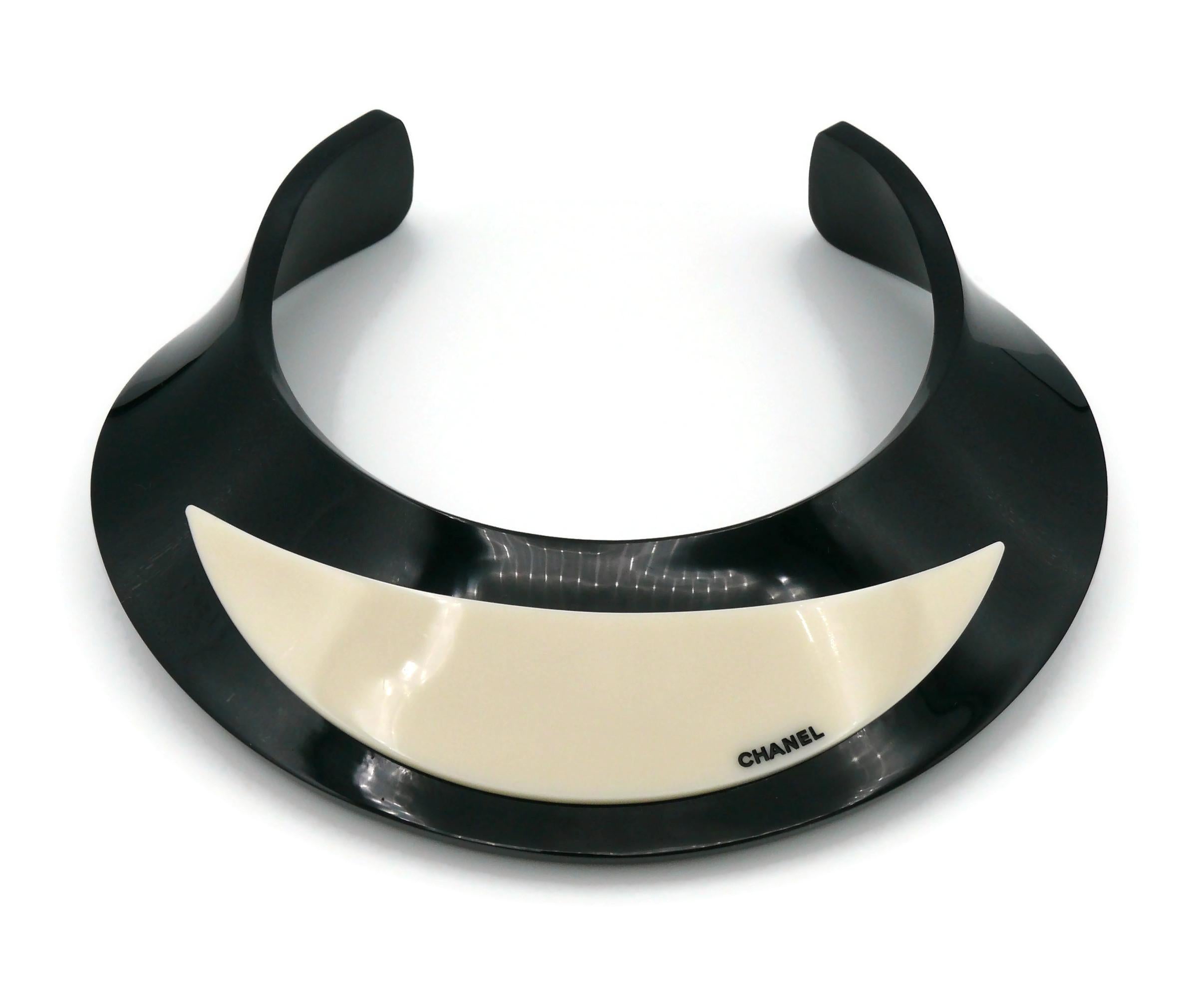Women's CHANEL by KARL LAGERFELD Black and White Resin Choker Necklace, Fall 2007 For Sale