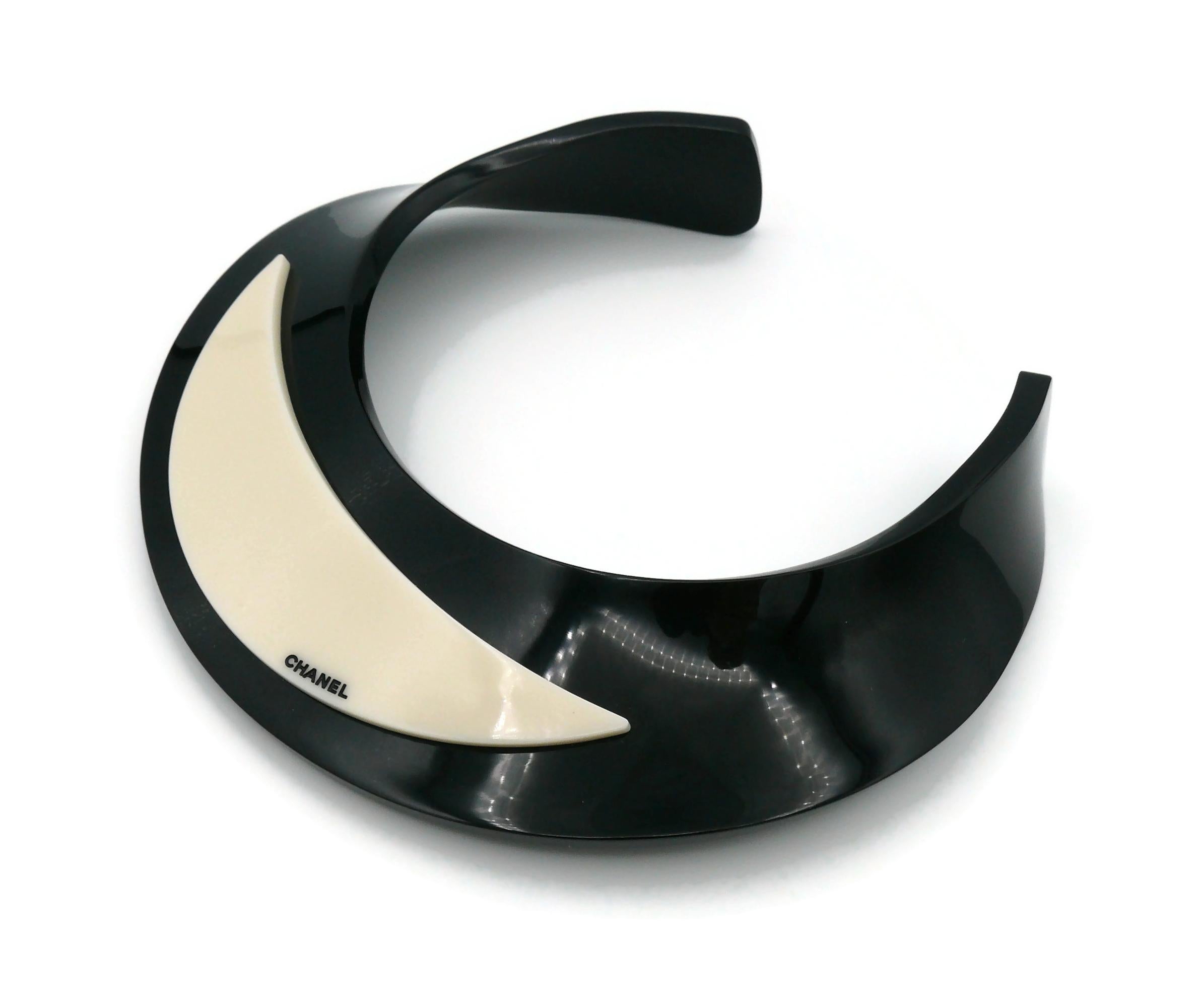 CHANEL by KARL LAGERFELD Black and White Resin Choker Necklace, Fall 2007 For Sale 1