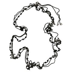 CHANEL by KARL LAGERFELD Collar CC enjoyado con cuentas negras, 2010