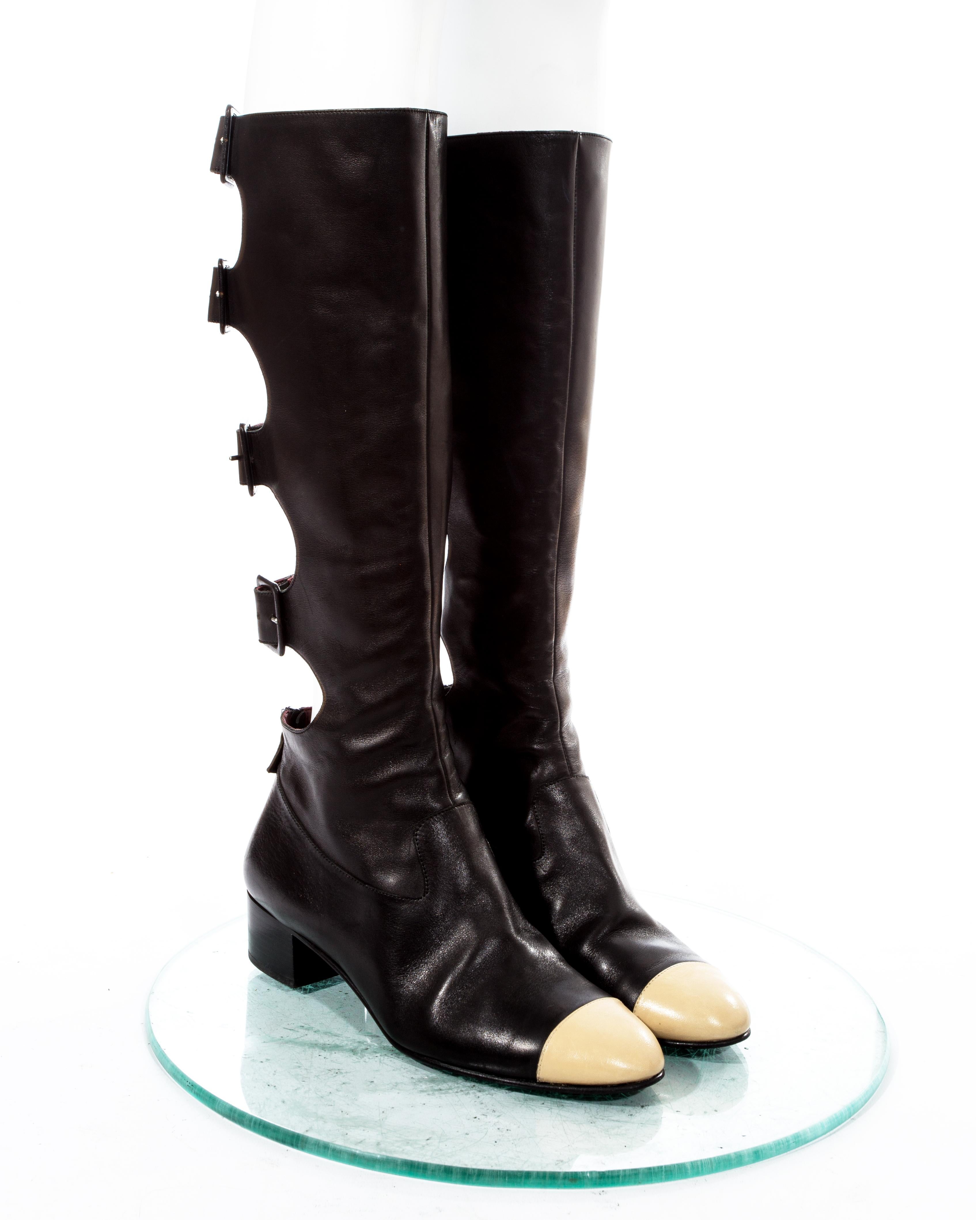 Noir Bottes hauteur genou noires avec découpes Chanel par Karl Lagerfeld, A/H 2007 en vente