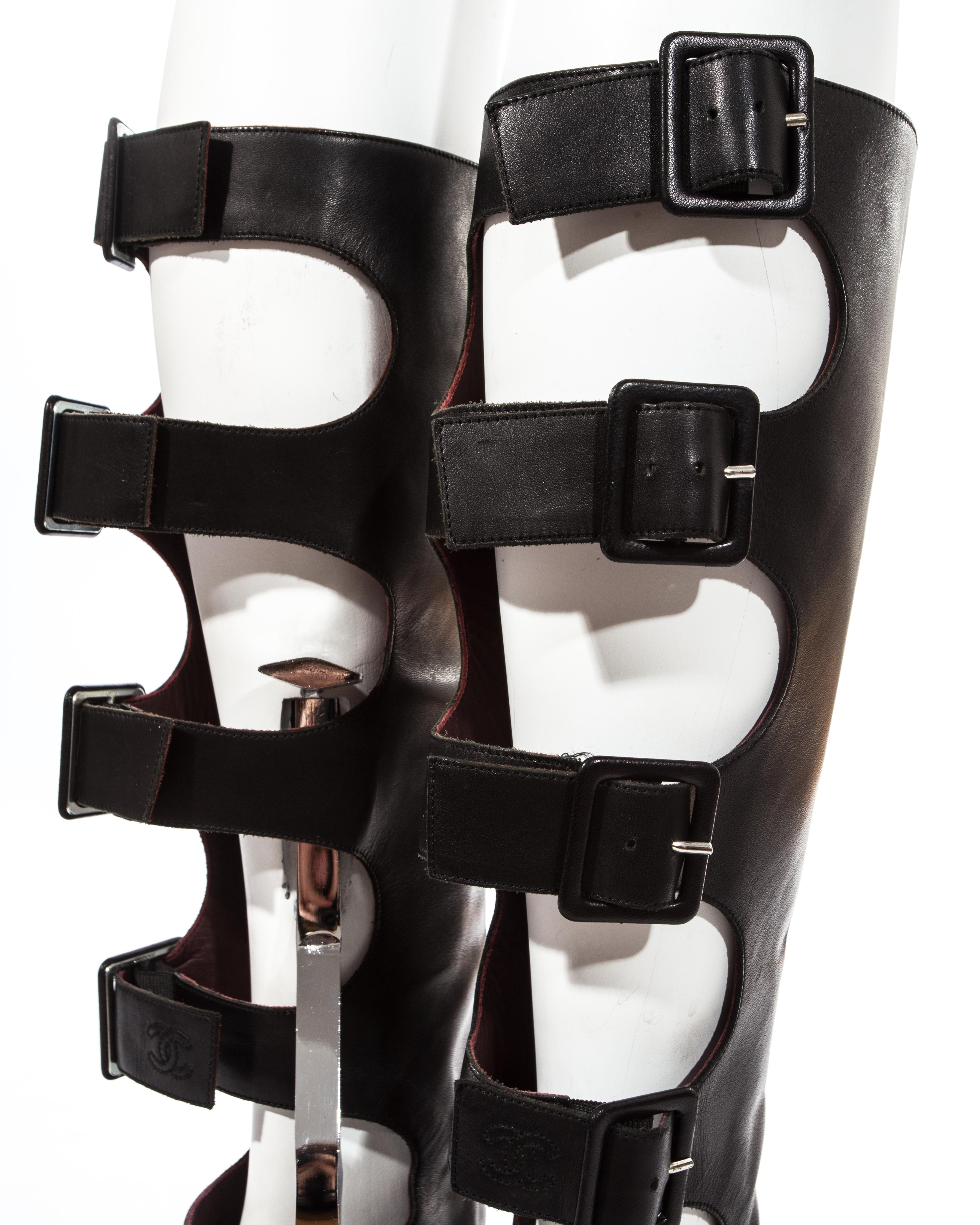 Bottes hauteur genou noires avec découpes Chanel par Karl Lagerfeld, A/H 2007 Bon état - En vente à London, GB