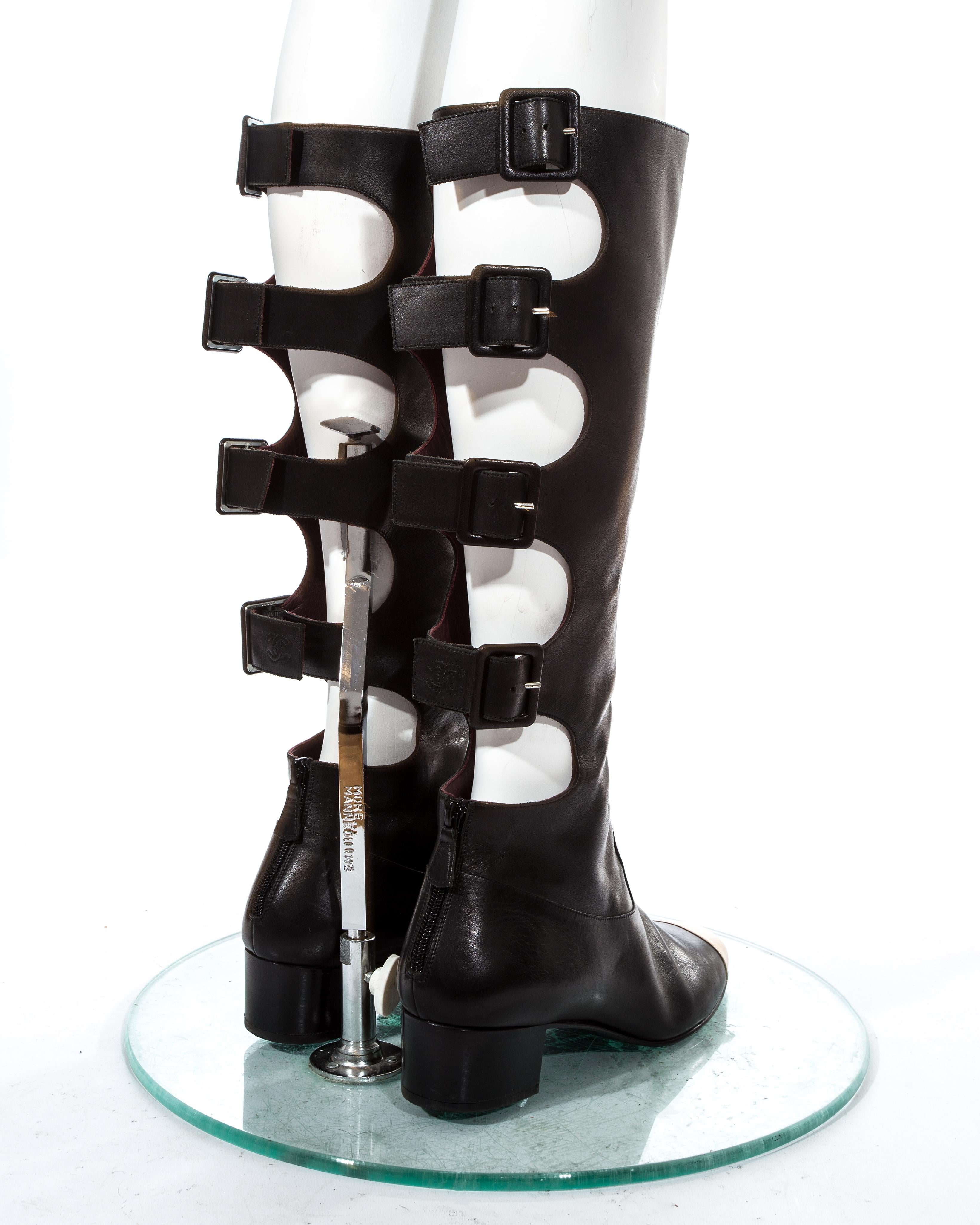 Bottes hauteur genou noires avec découpes Chanel par Karl Lagerfeld, A/H 2007 Pour femmes en vente