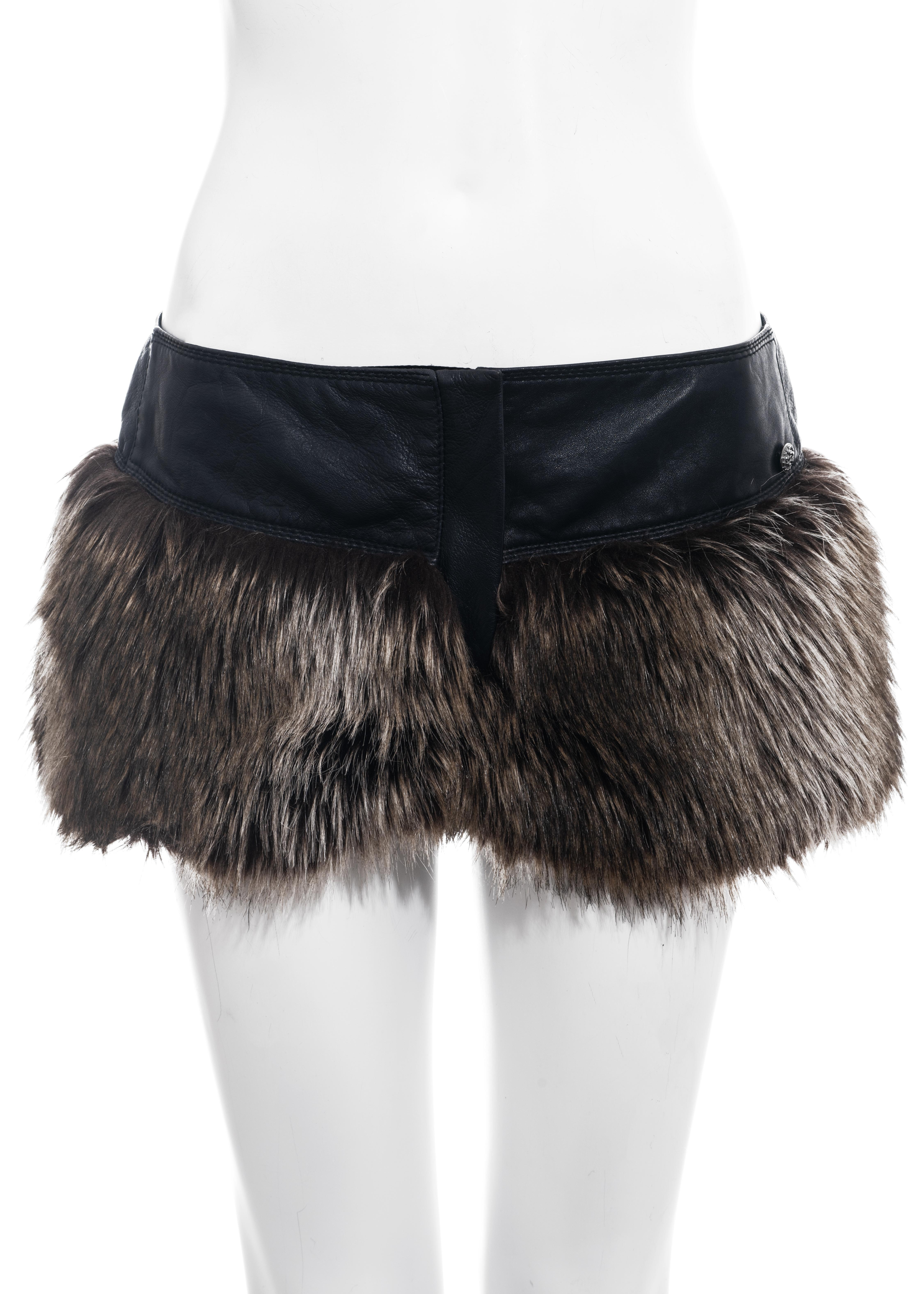 ▪ Chanel black leather mini shorts
▪ Designed by Karl Lagerfeld 
▪ Brown faux fur trim 
▪ Faux fur: 65% Acrylic, 19% Modacrylic, 16% Cotton
▪ Lining: 100% Silk
▪ Inset: 100% Leather
▪ FR 38 - UK 10 - US 6
▪ Fall-Winter 2010