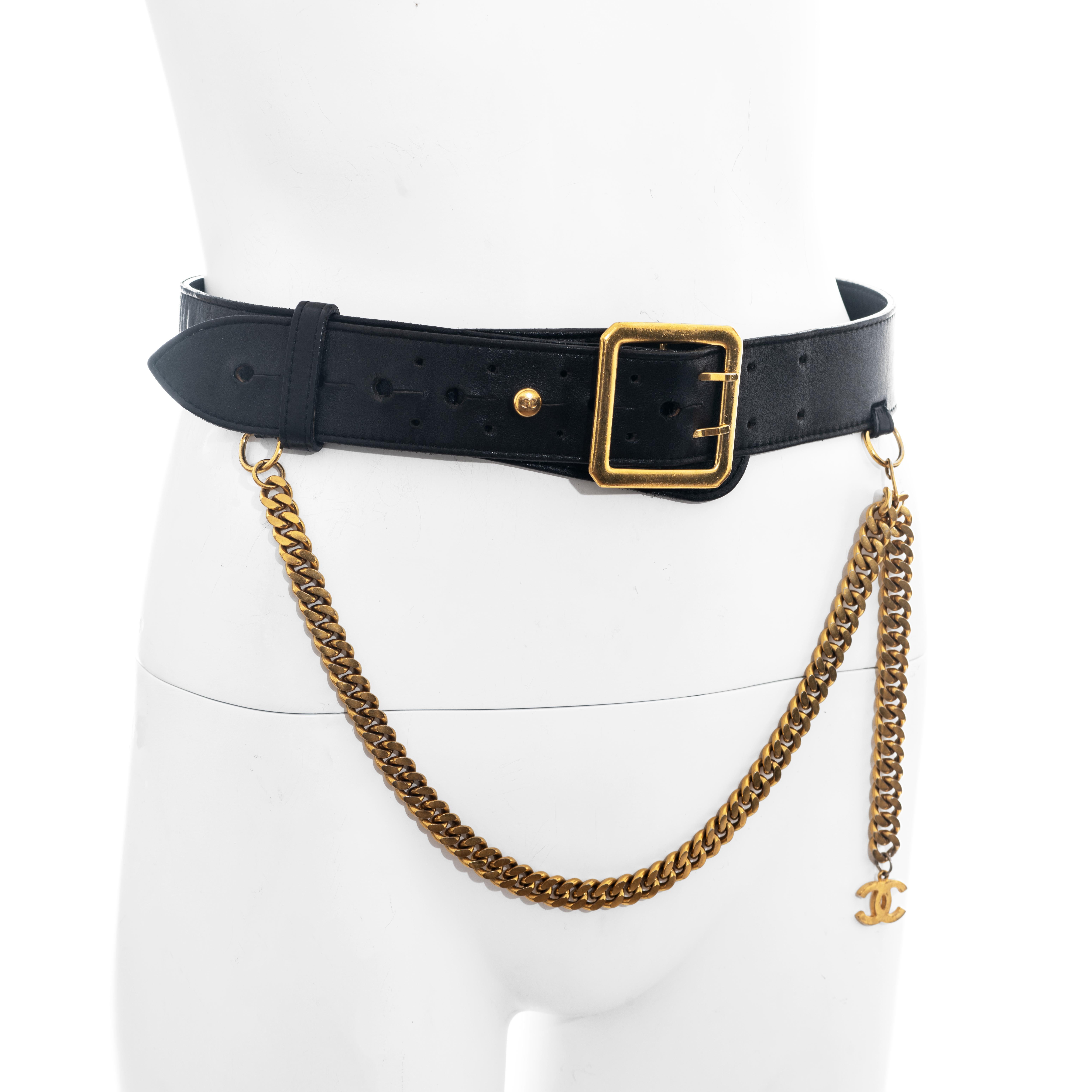 ▪ Chanel black leather belt
▪ Designed by Karl Lagerfeld
▪ Gold chain with Chanel pendent 
▪ Adjustable size
▪ Marked size 75 cm / 30 inches
▪ Fall-Winter 1996