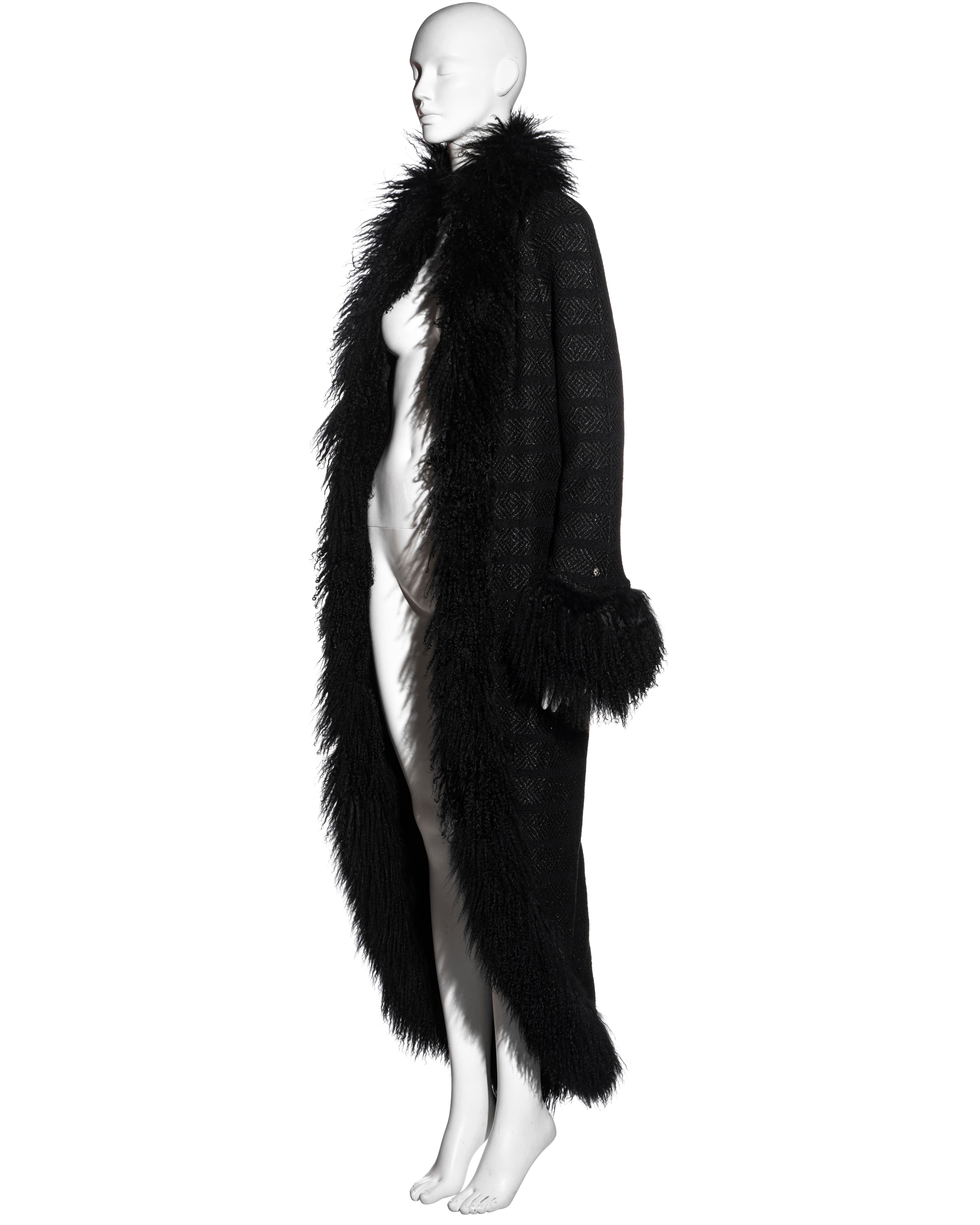 ▪ Chanel schwarzer Fischgrät-Tweedmantel in voller Länge 
▪ Entworfen von Karl Lagerfeld 
▪ Mit Mongolenlamm eingefasst 
▪ Vorne offen
▪ Seidenfutter 
▪ FR 38 - UK 10 - US 6
▪ Herbst-Winter 2008