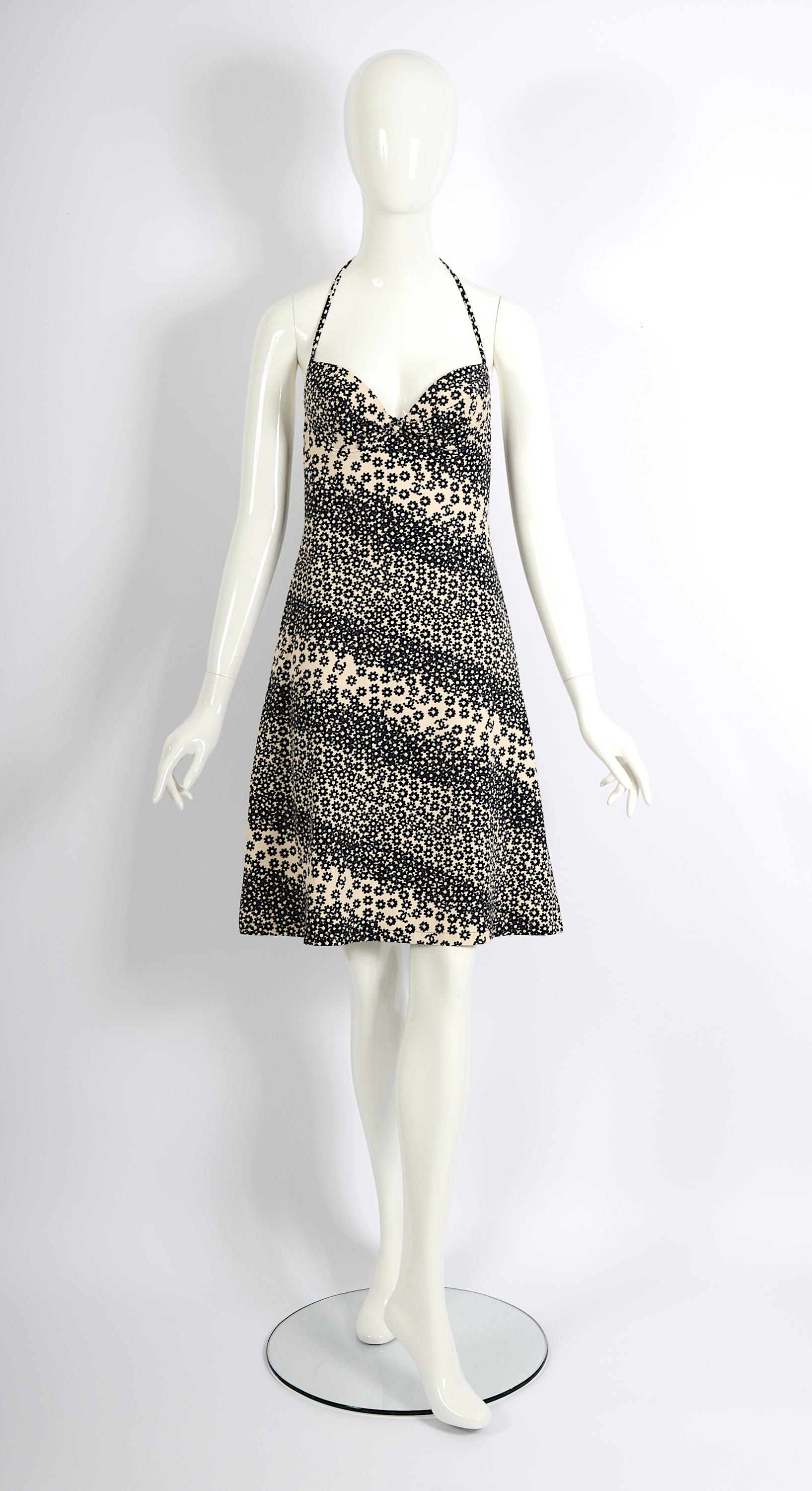Kleid aus der kultigen Chanel by Karl Lagerfeld Spring-Summer 2003 Collection
Neckholder-Top/Trägerloses Kleid mit verstellbarem String.
Unglaublich, dass dieses Kleid auch nach 20 Jahren noch aktuell ist und den zeitlosen Charakter seines Designs