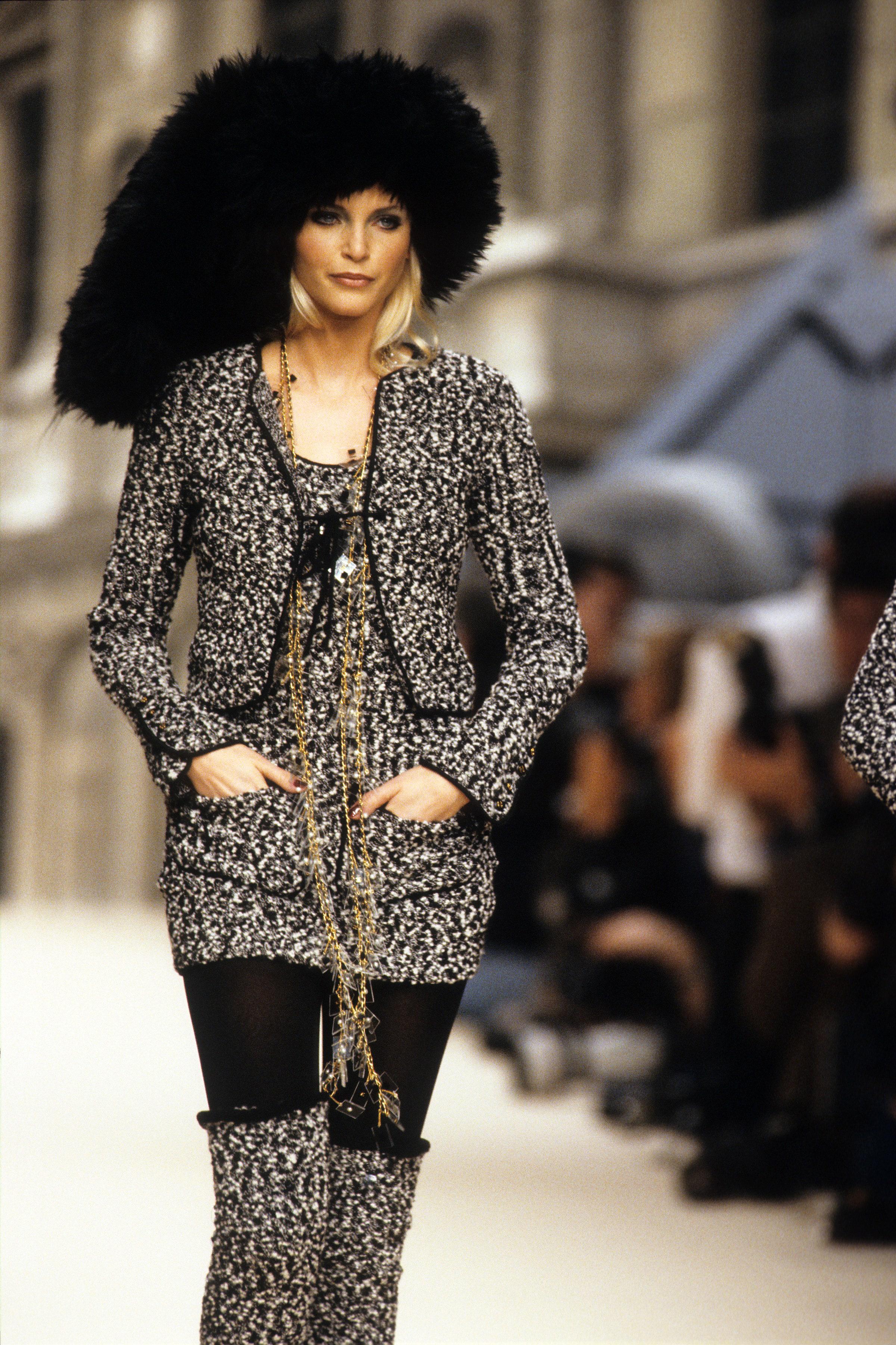 Ensemble mini robe et cardigan en laine bouclée Chanel par Karl Lagerfeld, automne-hiver 1994 en vente 5