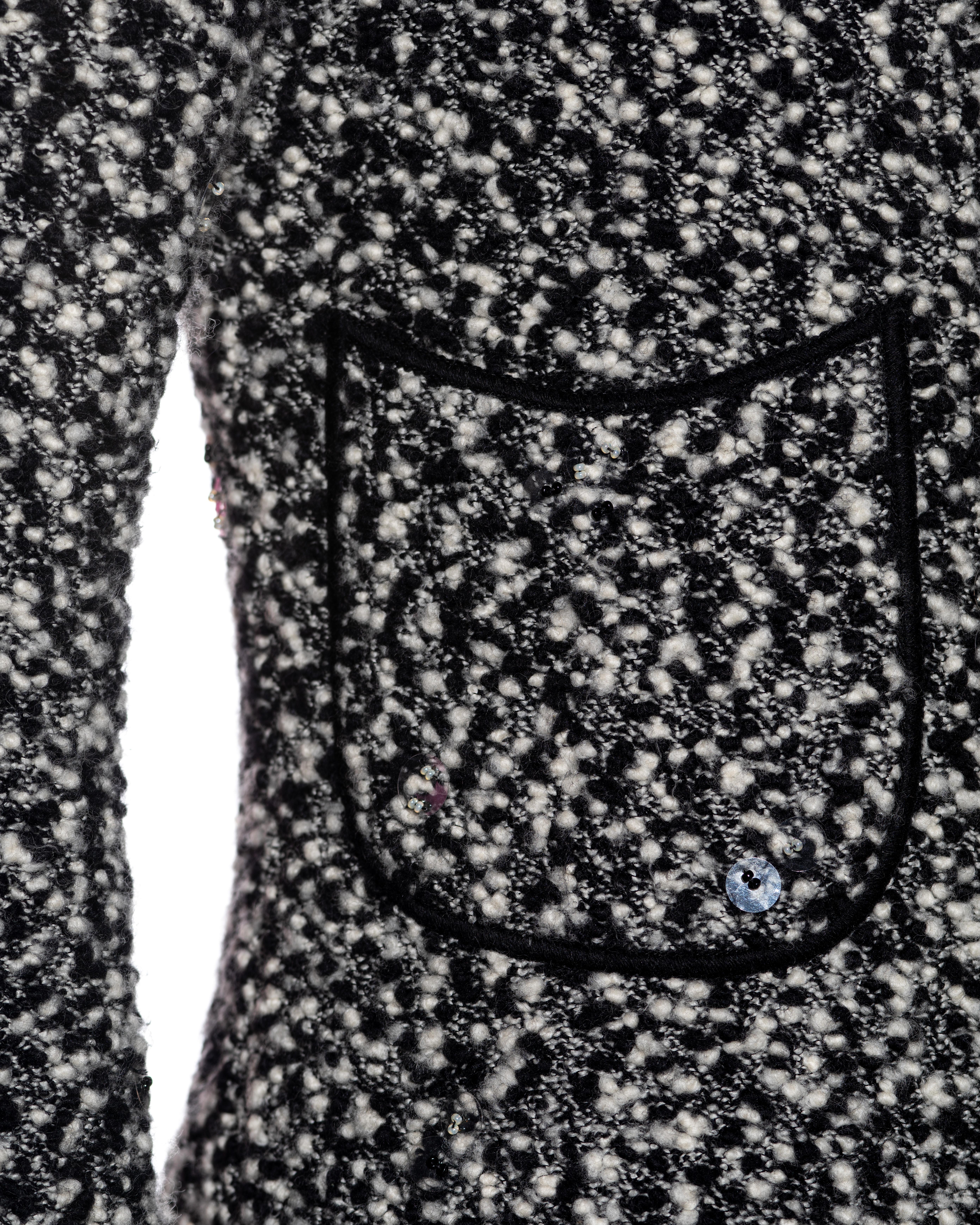 Ensemble mini robe et cardigan en laine bouclée Chanel par Karl Lagerfeld, automne-hiver 1994 en vente 6