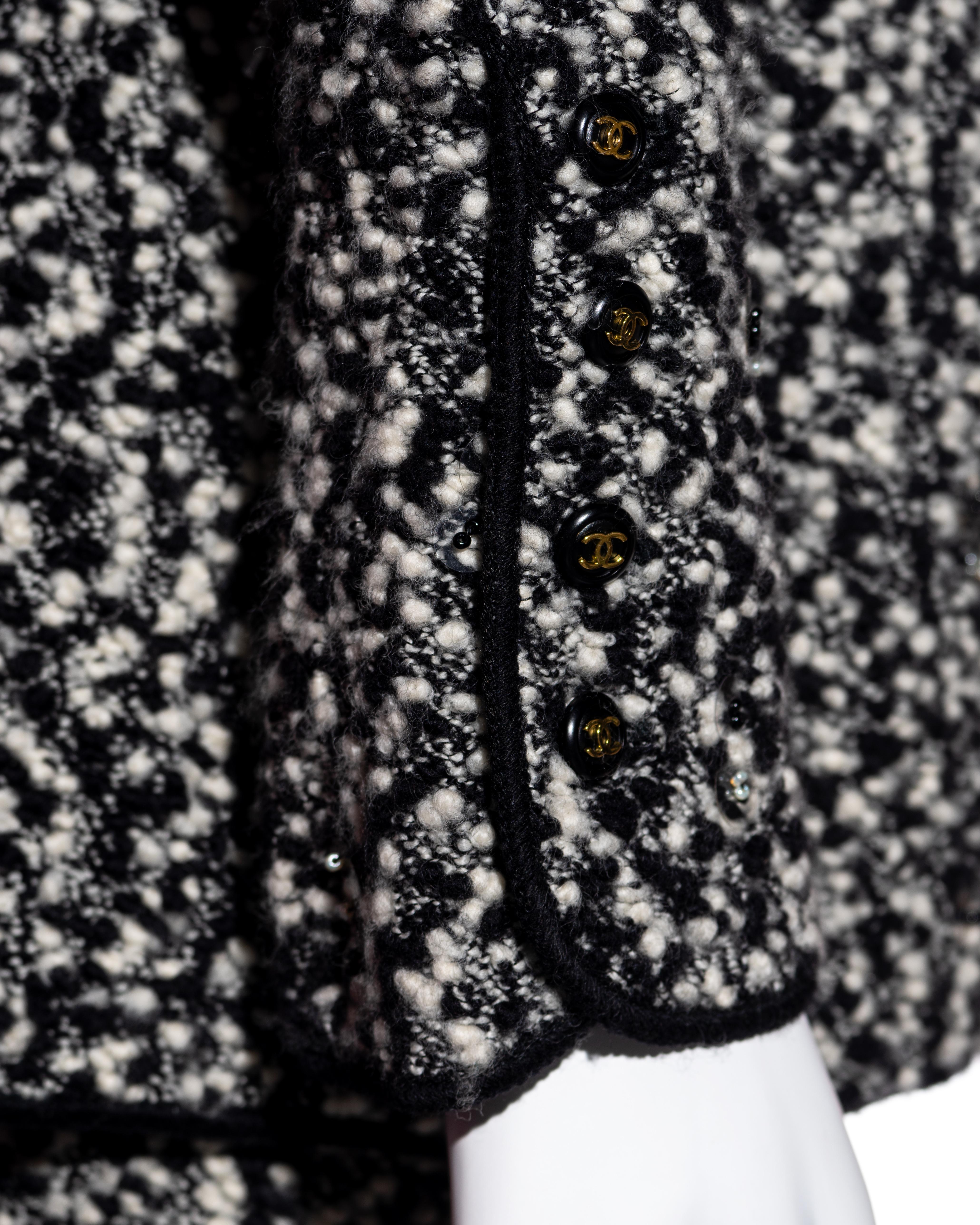 Ensemble mini robe et cardigan en laine bouclée Chanel par Karl Lagerfeld, automne-hiver 1994 en vente 8