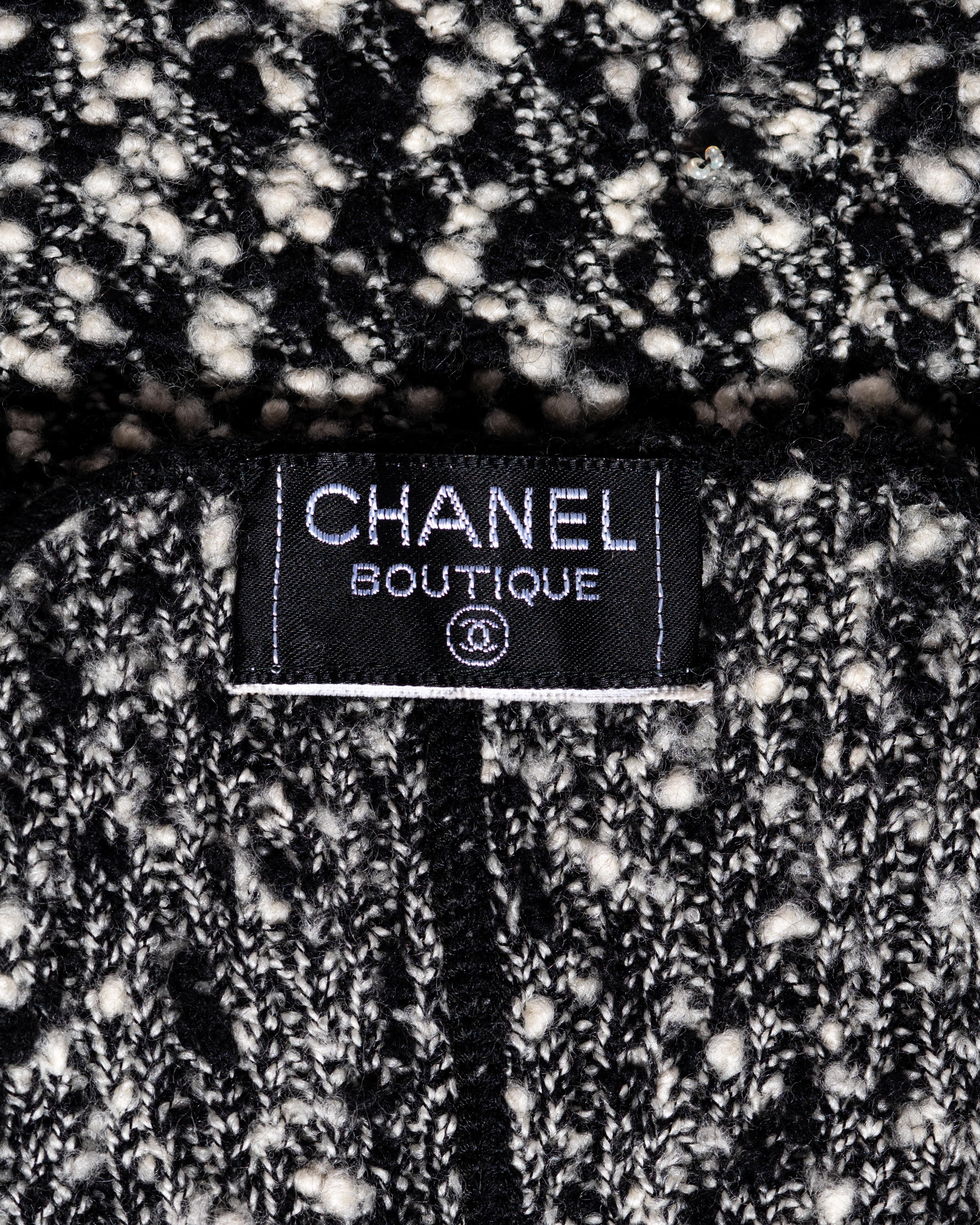 Ensemble mini robe et cardigan en laine bouclée Chanel par Karl Lagerfeld, automne-hiver 1994 en vente 10