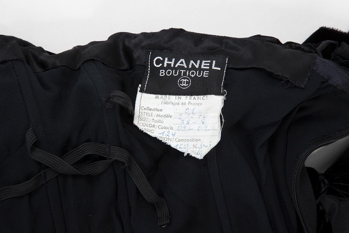 Chanel By Karl Lagerfeld Vestido con lazos y adornos en venta 9