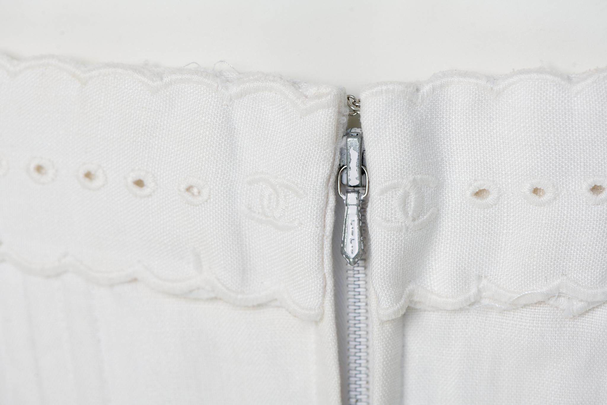 Chanel By Karl Lagerfeld Broderie Anglaise CC Logo Cotton Corset Top, SS1993 en venta 6