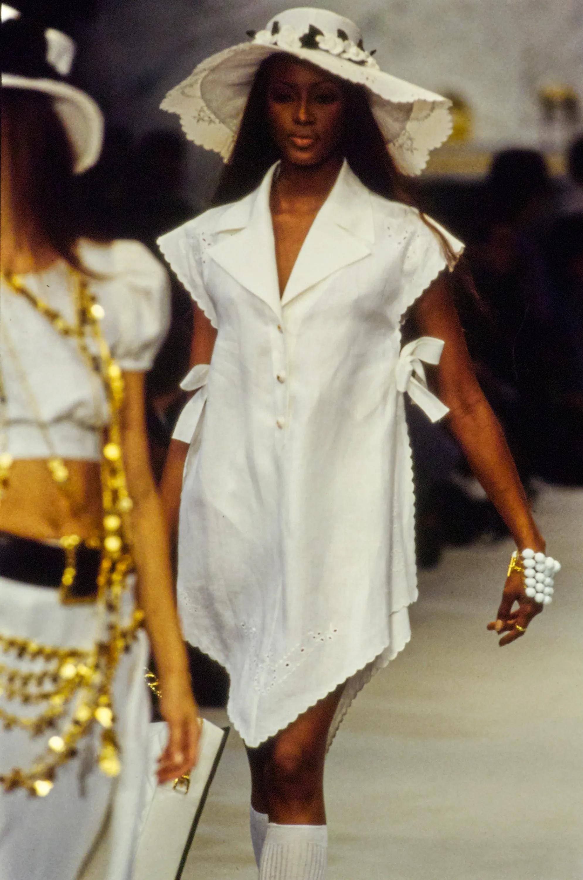Chanel By Karl Lagerfeld Broderie Anglaise CC Logo Cotton Corset Top, SS1993 en venta 10