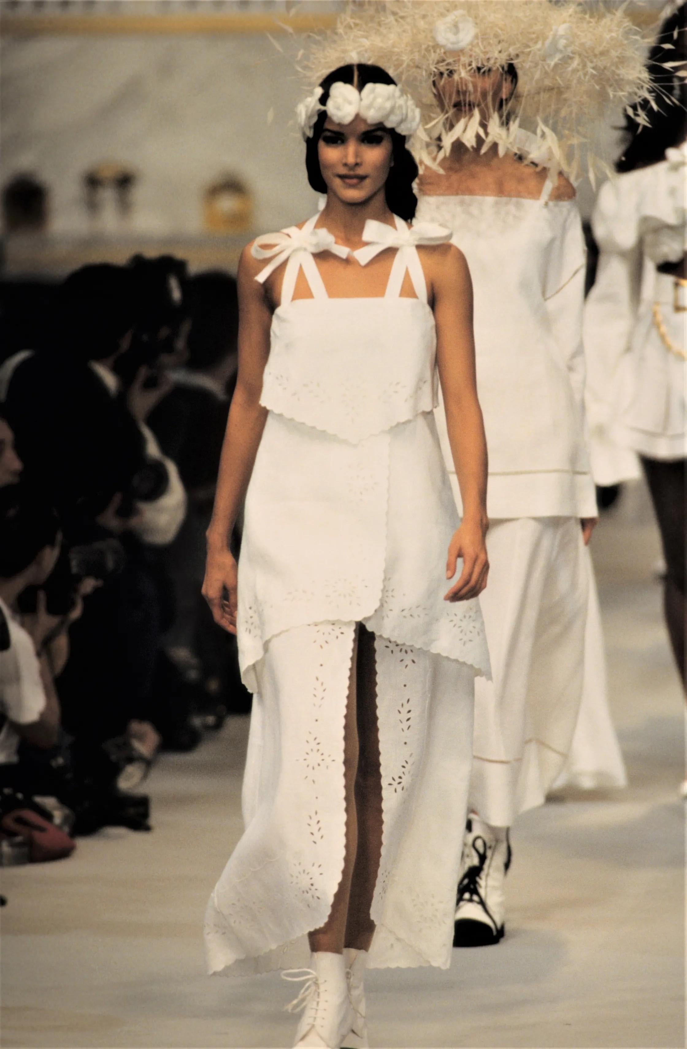 Chanel By Karl Lagerfeld Broderie Anglaise CC Logo Cotton Corset Top, SS1993 en venta 11